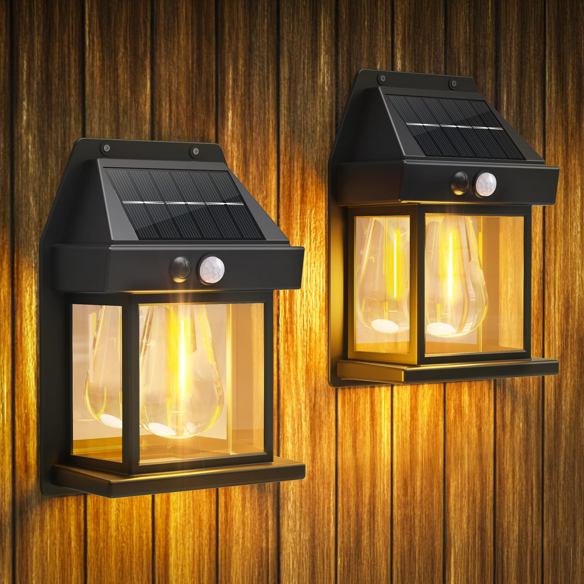 Zwei schwarze Außenleuchten an einer Holzwand. Jede hat ein Solarpanel und eine Glühbirne.