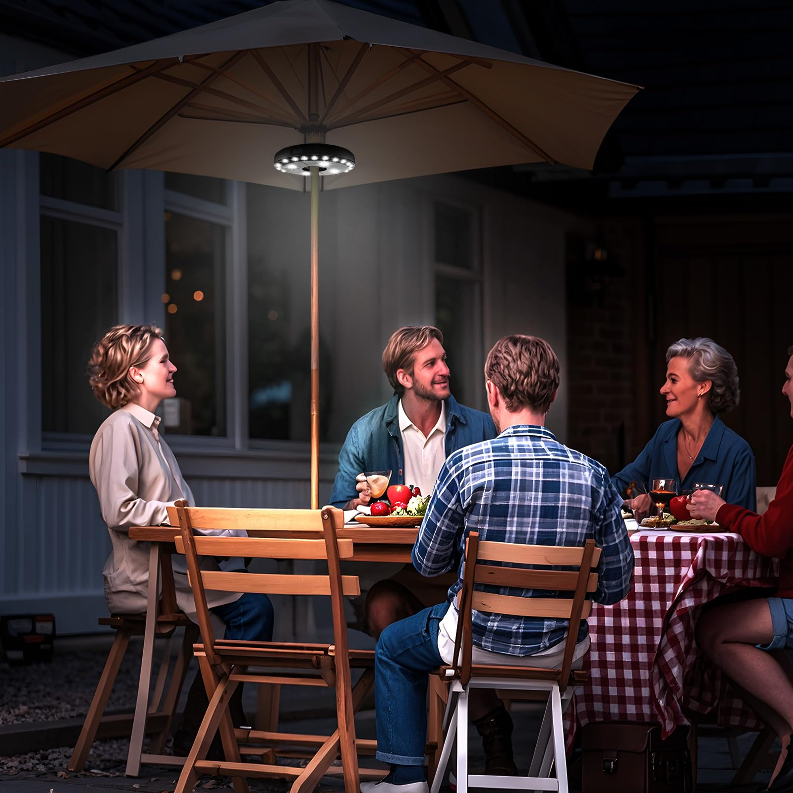 Vier Personen sitzen an einem Tisch unter einem Sonnenschirm mit LED-Licht. Sie sind bei einem Treffen im Freien.