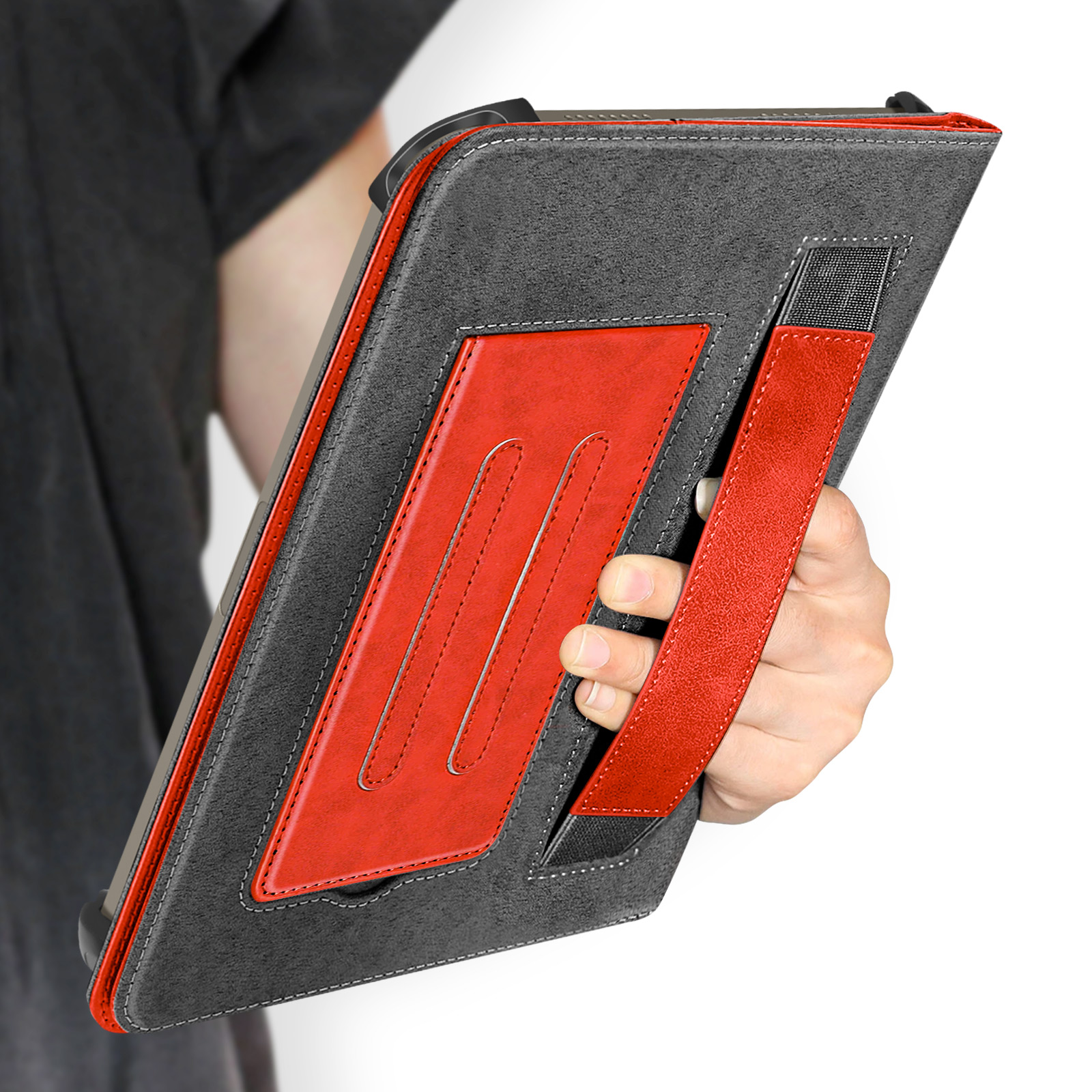 Una persona che tiene una custodia per tablet rossa e grigia su sfondo bianco.