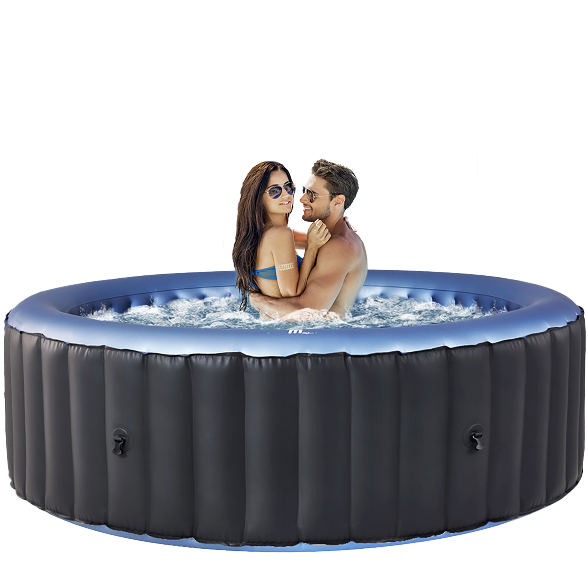 Ein Paar in einem blauen, aufblasbaren Whirlpool, vor weißem Hintergrund.