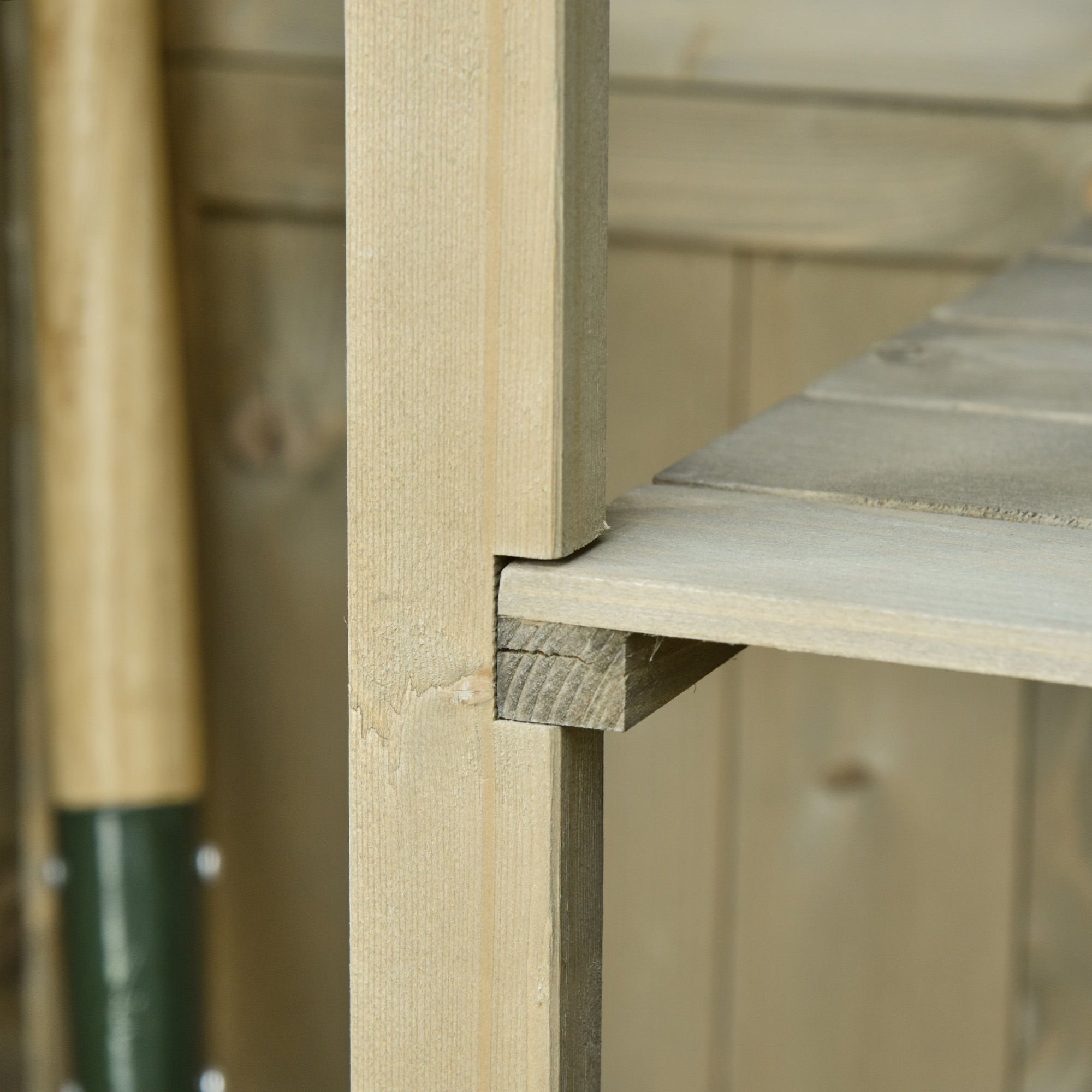 Nahaufnahme von Holzregalen. Das Bild zeigt die Holzmaserung und die Art der Holzverbindung.