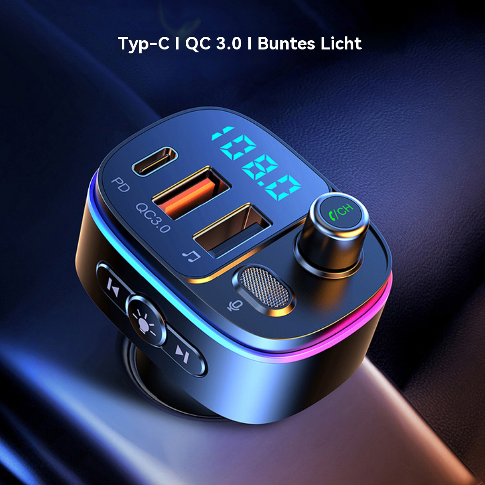 Autoladegerät mit Digitalanzeige, USB-Anschlüssen und farbigen Lichtakzenten. Zeigt Frequenz.