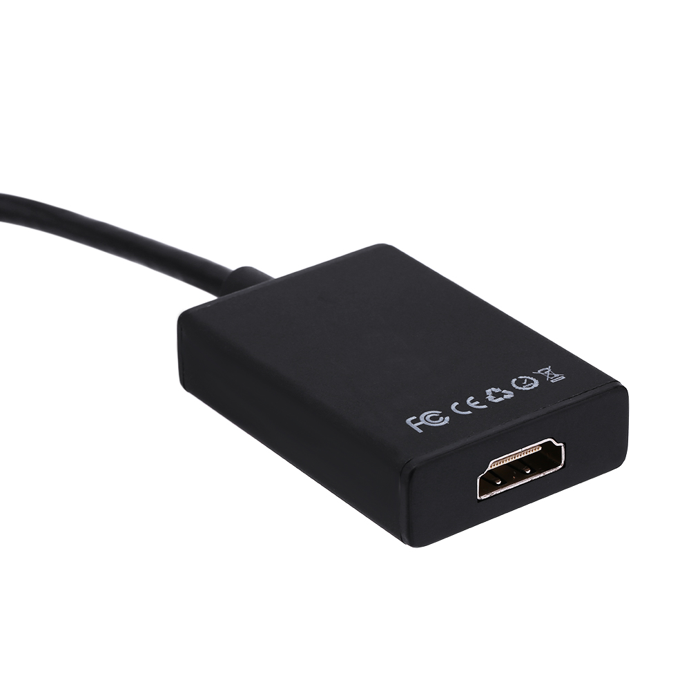 Nahaufnahme eines schwarzen Adapters mit HDMI-Buchse, beschriftet mit FC- und CE-Symbolen.