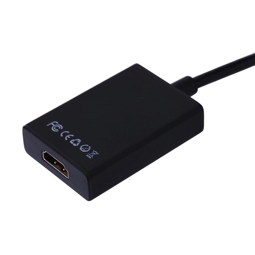 Nahaufnahme eines schwarzen Adapters mit HDMI-Buchse, beschriftet mit FC- und CE-Symbolen.