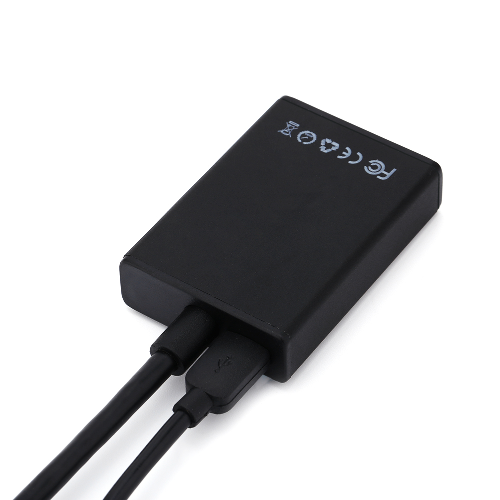 Schwarzer Adapter mit USB- und anderem Kabel auf weißem Hintergrund.