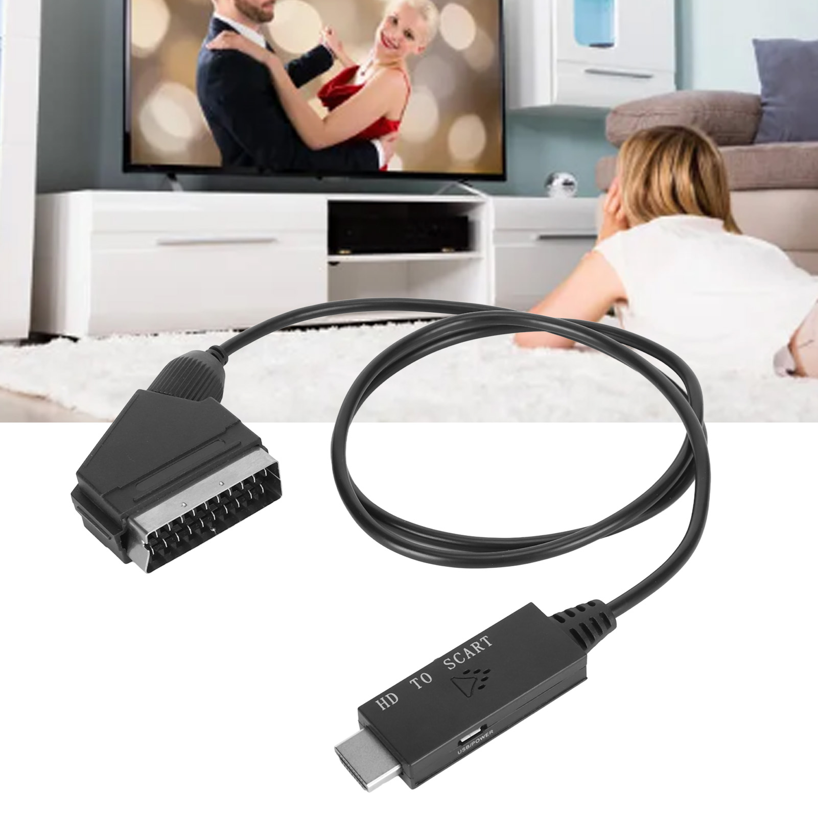 Ein schwarzes HDMI-zu-SCART-Adapterkabel. Das Kabel wird an einen Fernseher angeschlossen und die Szene ist ein Wohnzimmer.