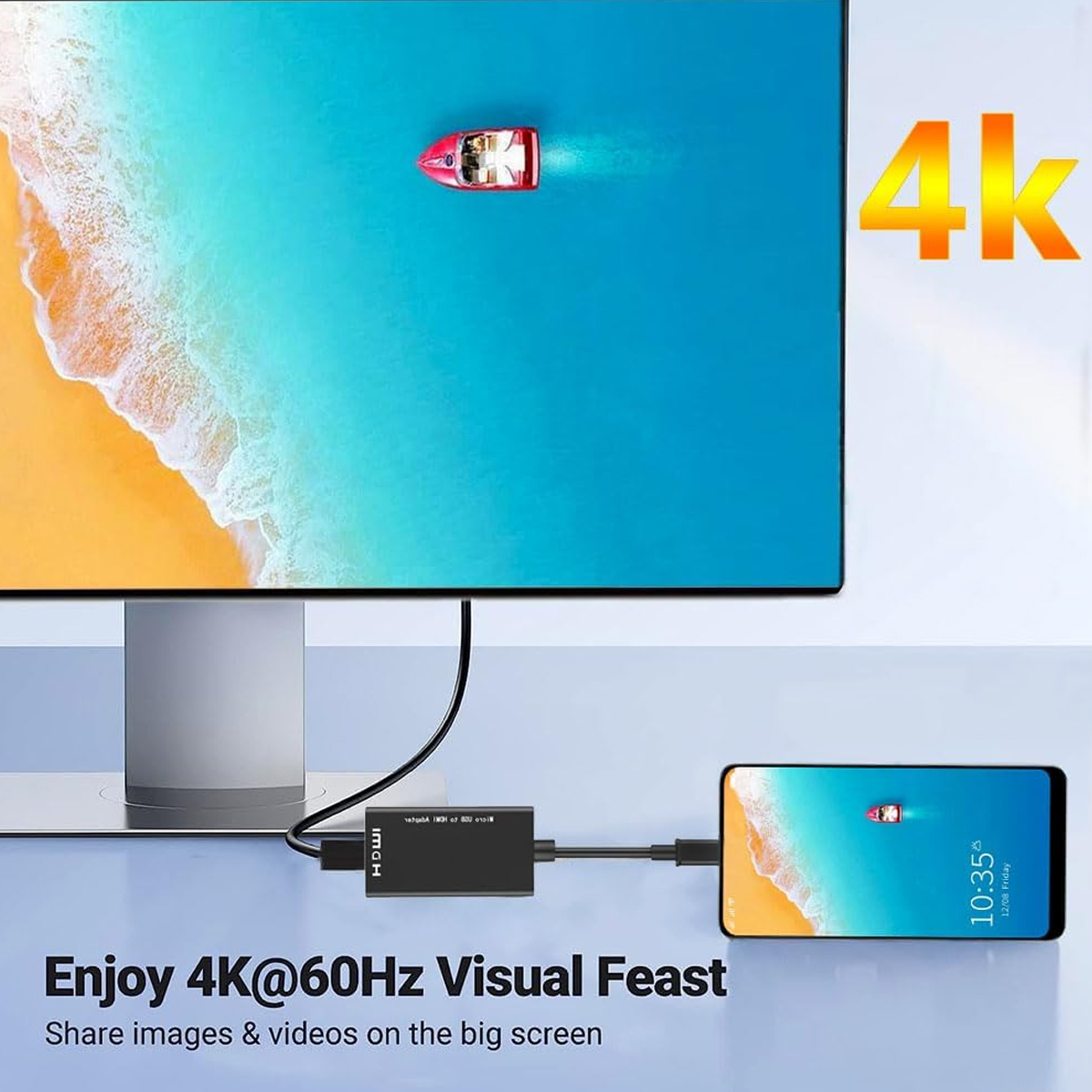 Ein Telefon, das eine Meereslandschaft auf einem großen Bildschirm spiegelt, verbunden über einen schwarzen HDMI-Adapter. 4K-Logo sichtbar.