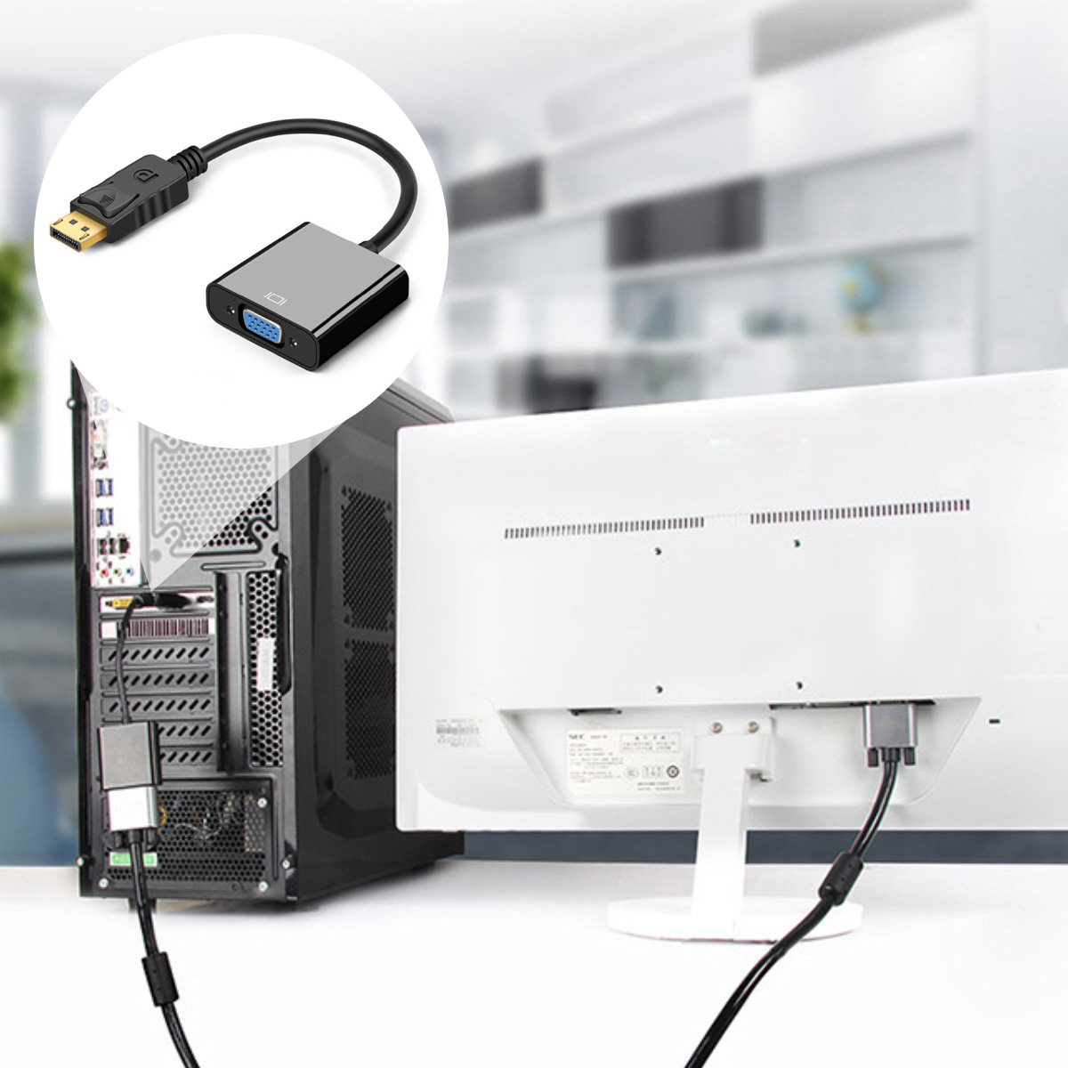 Ein PC, der über ein schwarzes Kabel mit einem Monitor verbunden ist. Das Kabel ist an einen DP-zu-VGA-Adapter angeschlossen.