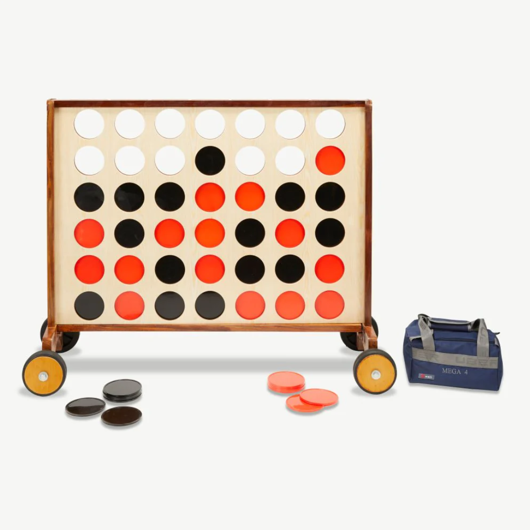 Un gioco gigante di fila con dischi rossi, neri e bianchi, una borsa blu e ruote di legno.
