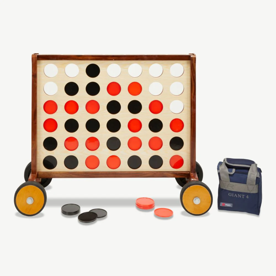 Un gioco gigante di fila, con dischi rossi, neri e bianchi, una borsa blu e ruote di legno.