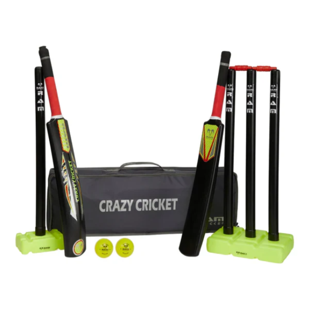 Cricket-Set mit zwei Schlägern, Wickets, Bällen und einer Tasche. Die Schläger sind schwarz und rot.