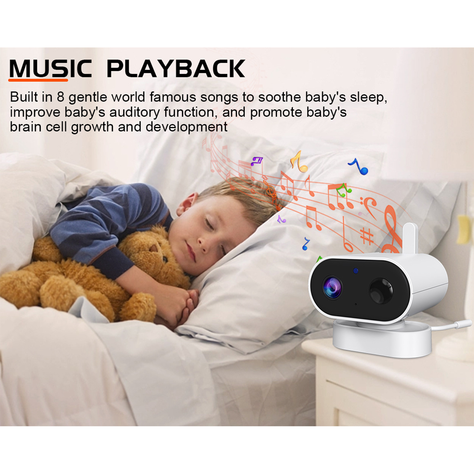 Ein Kind schläft mit einem Teddybären. Eine Babyphone-Kamera steht auf einem Nachttisch, Musiknoten umgeben sie.