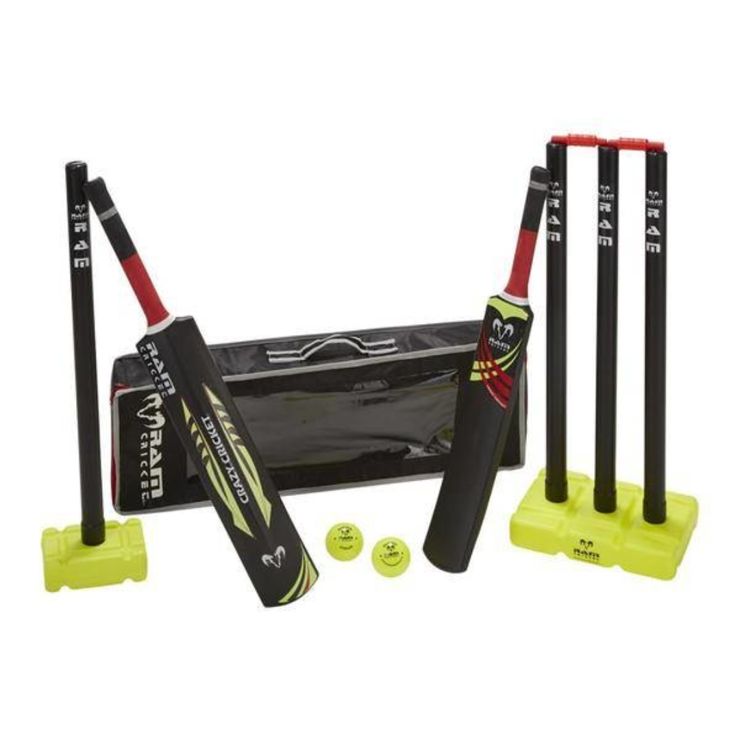 Ein Cricket-Set enthält Schläger, Wickets, Bälle und eine Tragetasche, angeordnet auf einer grünen Oberfläche.