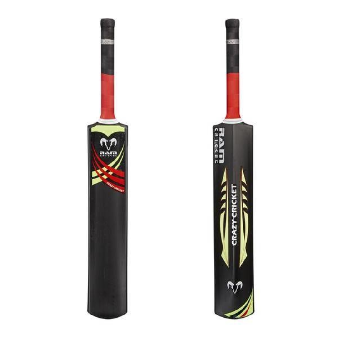 Zwei schwarze Cricket-Schläger mit rot/schwarzen Griffen und Logos auf weißem Hintergrund.