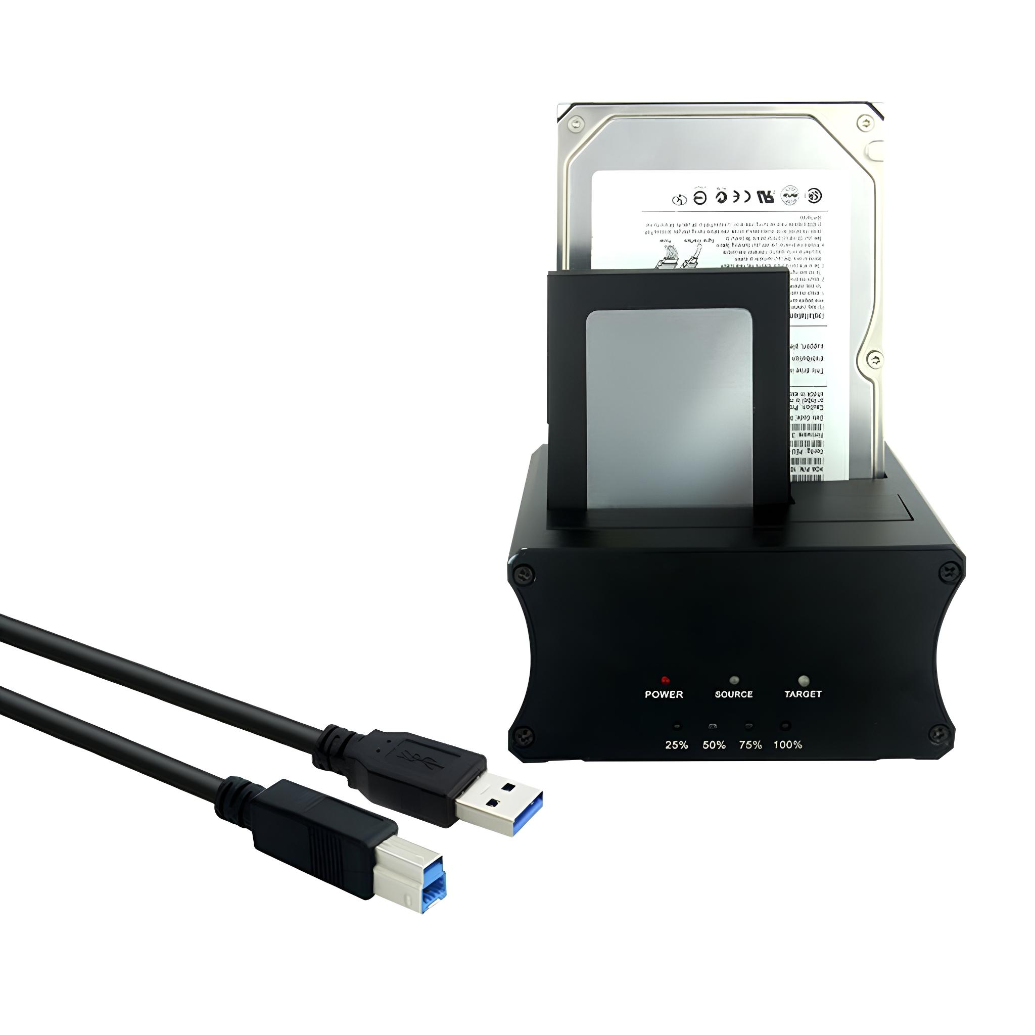 Schwarzes Gerät mit Festplatte. USB-Kabel sind angeschlossen.