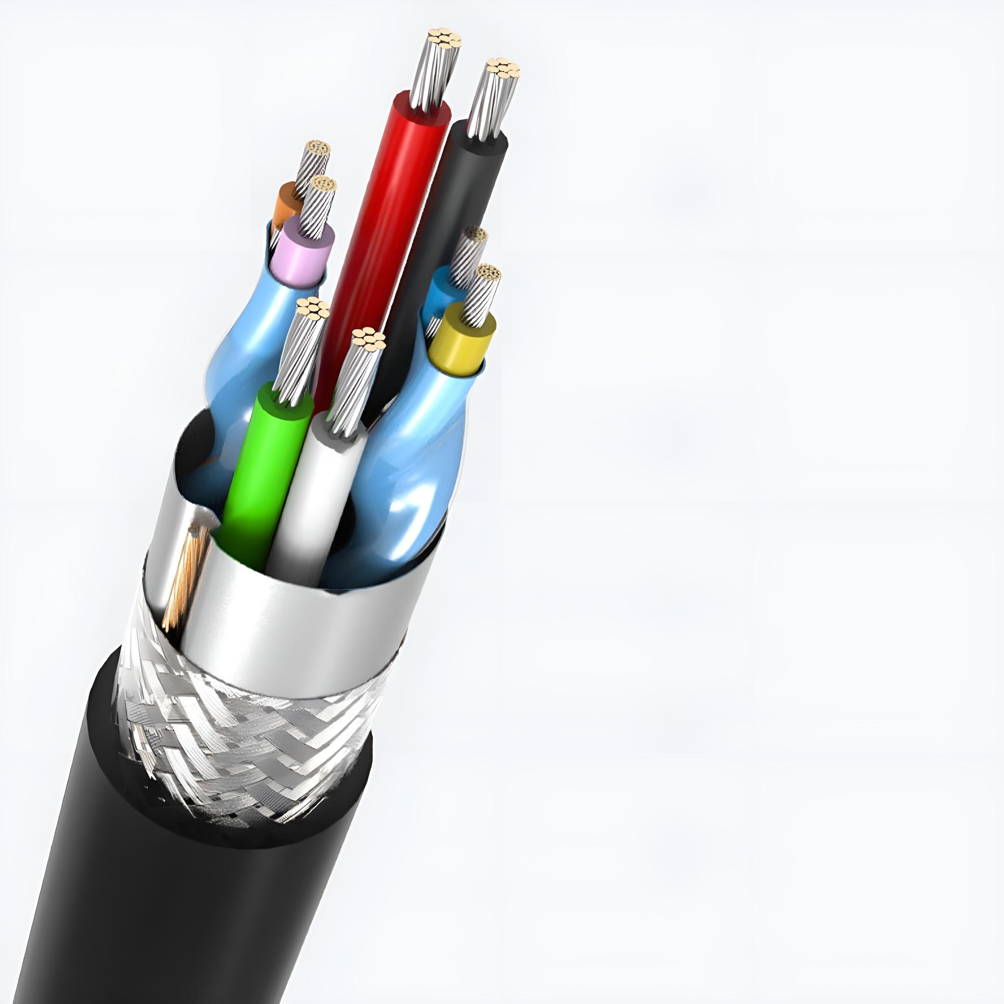 Geschnittenes Kabel mit farbigen Drähten im Inneren vor weißem Hintergrund.