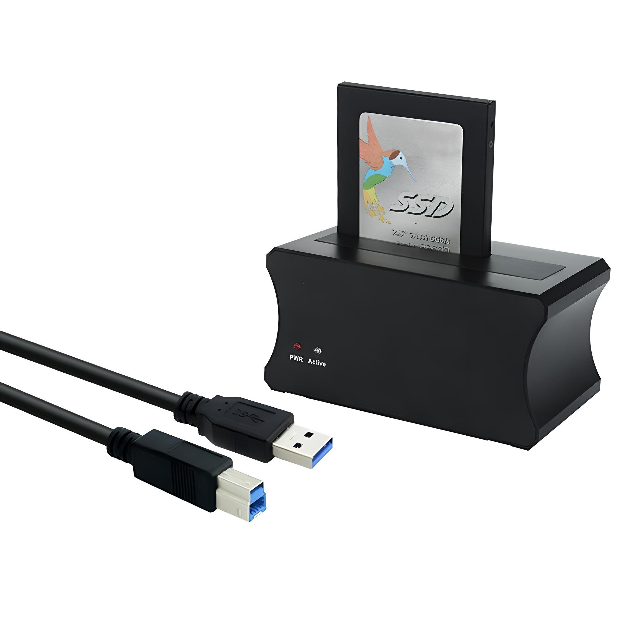 Schwarze SSD-Dockingstation mit USB-Kabel und einer SSD mit einem Kolibri-Bild.