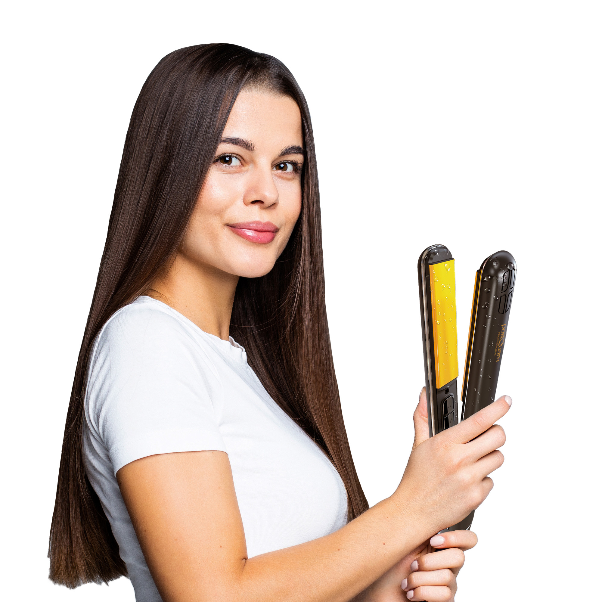 Kobieta trzymająca dwie czarno-żółte prostownice do włosów. Białe tło.