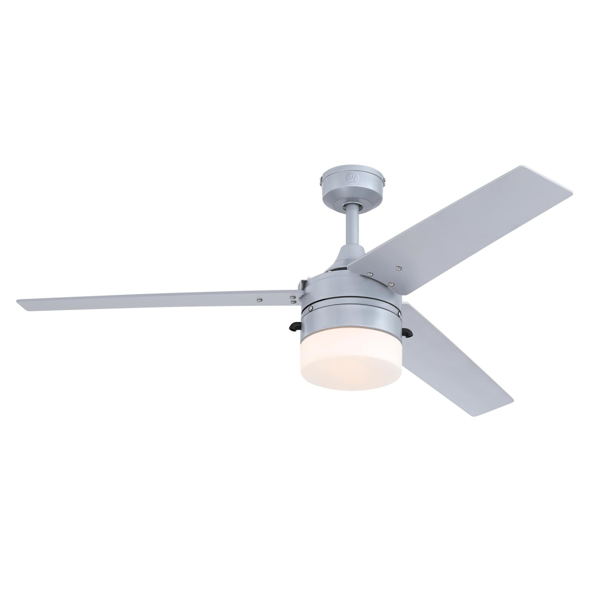 Deckenventilator mit drei silbernen Flügeln und einem Licht. Der Hintergrund ist weiß.