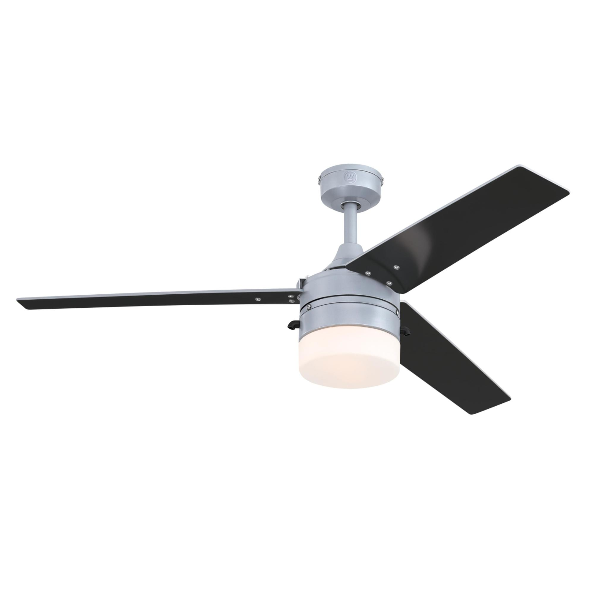 Deckenventilator mit drei Flügeln, einem Licht und weißem Hintergrund. Schwarze Flügel und silberner Körper.