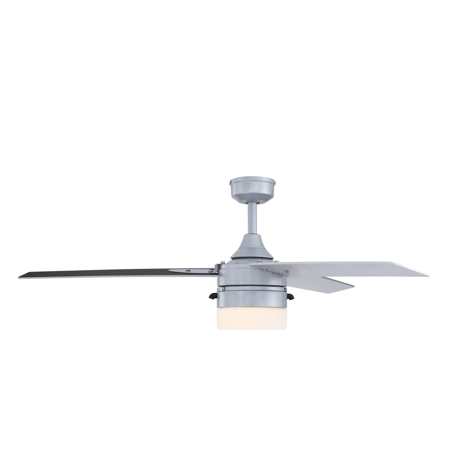 Silberner Deckenventilator mit drei Flügeln, einer Leuchte und weißem Hintergrund.
