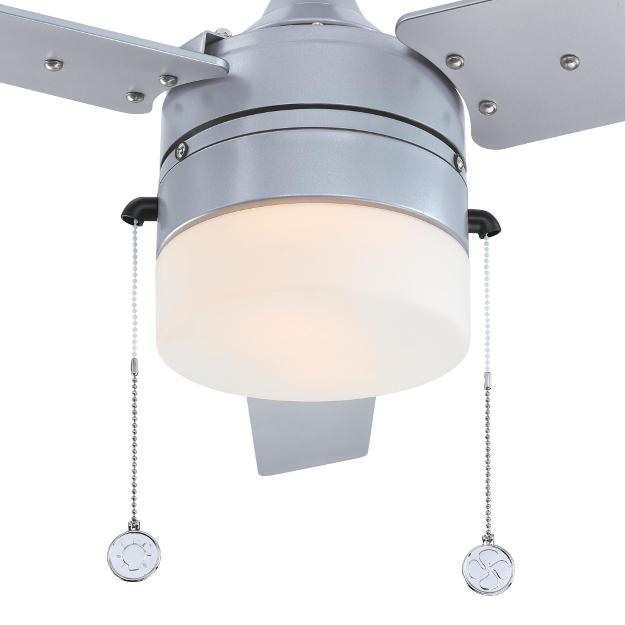 Deckenventilator mit einer Leuchte und zwei Zugketten. Weißer Hintergrund, silberner und weißer Ventilator.