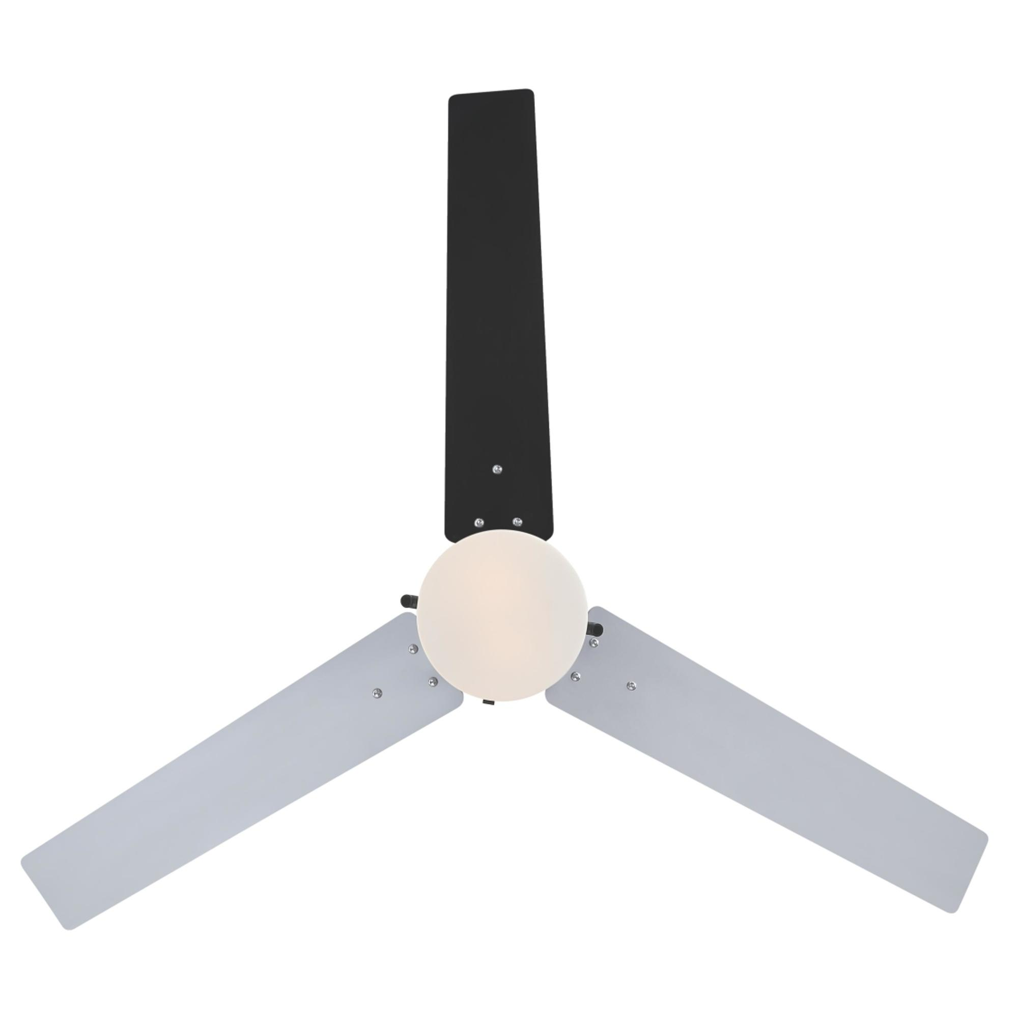 Deckenventilator mit drei Flügeln, einem Licht und weißem Hintergrund. Weiße und schwarze Flügel.