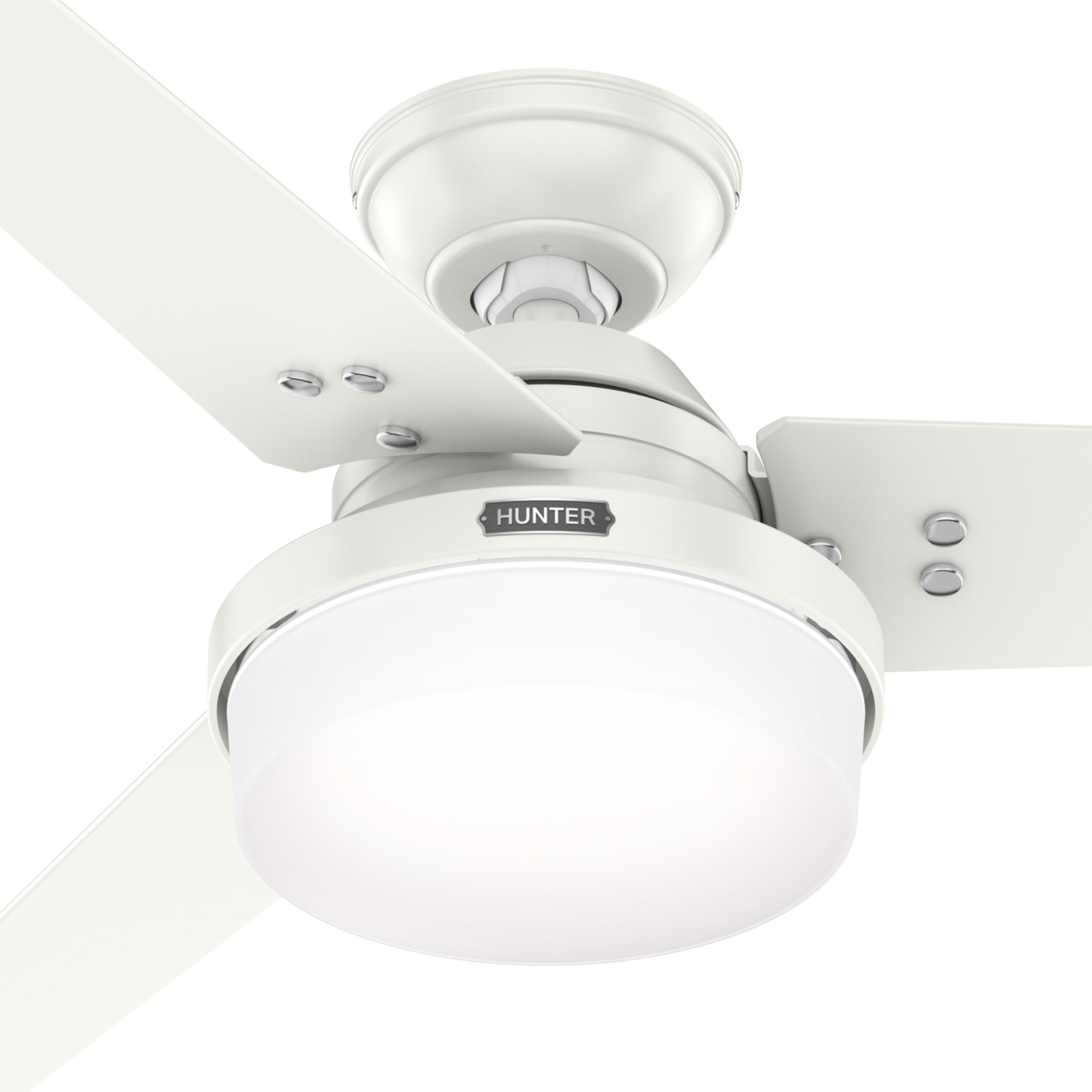 Deckenventilator mit drei weißen Flügeln und einem Licht. Der Markenname ist sichtbar.