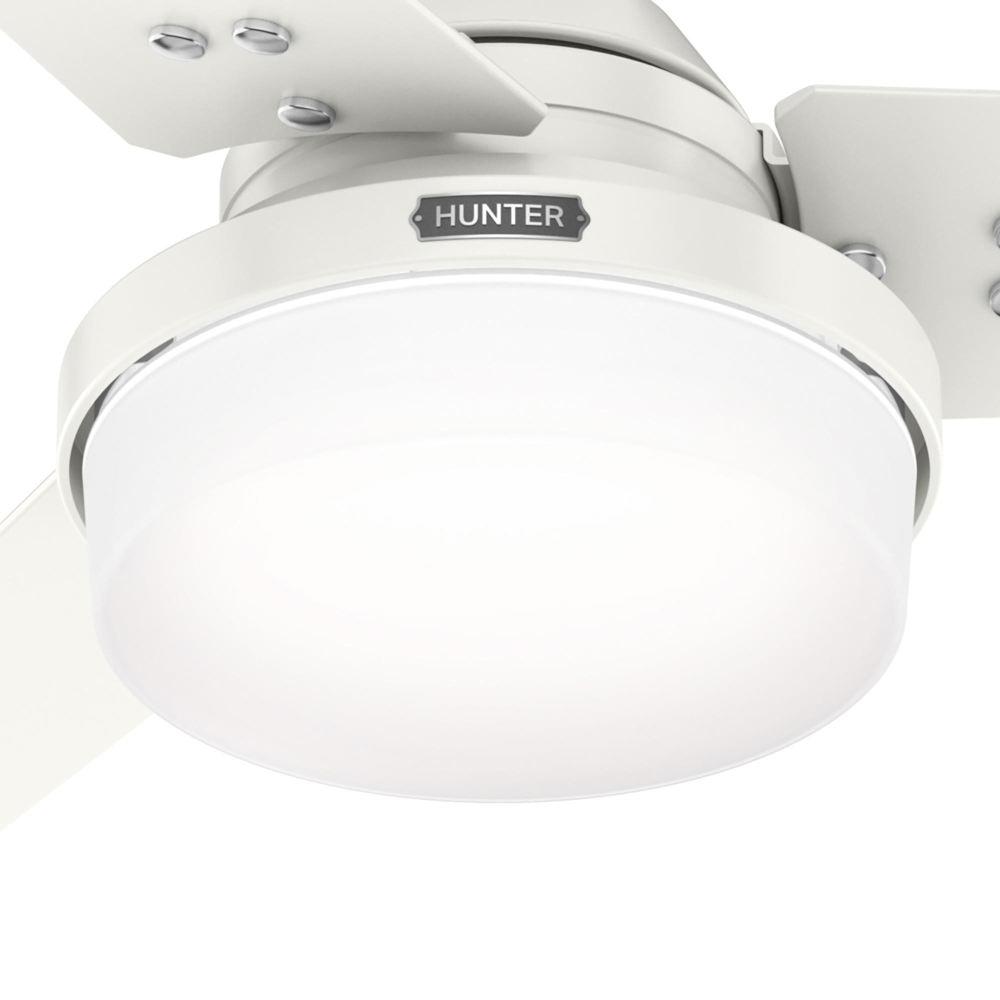 Nahaufnahme des Lichts eines Deckenventilators. Der Markenname ist sichtbar.