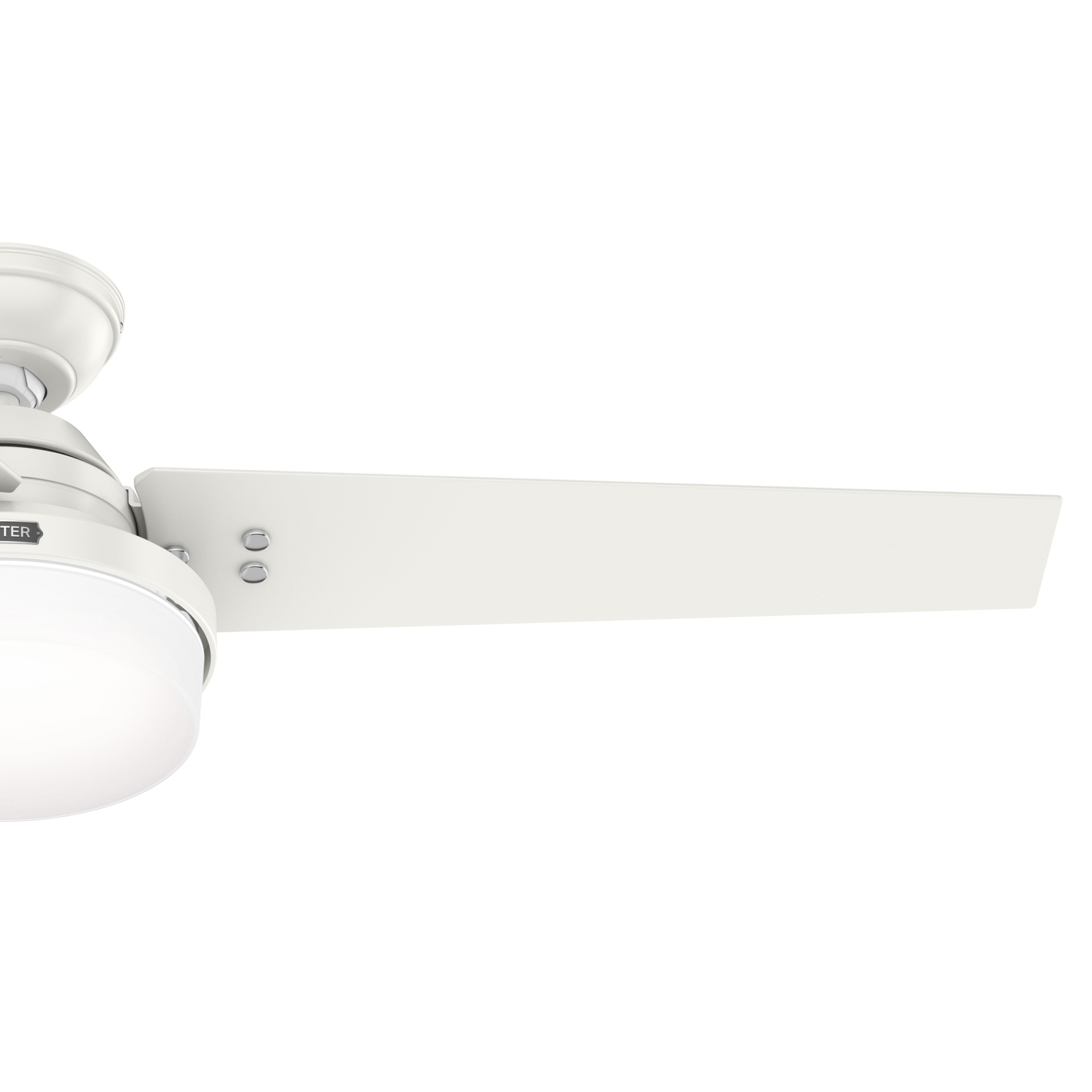 Deckenventilator mit weißen Flügeln und einer Leuchte. Der Ventilator vor weißem Hintergrund.