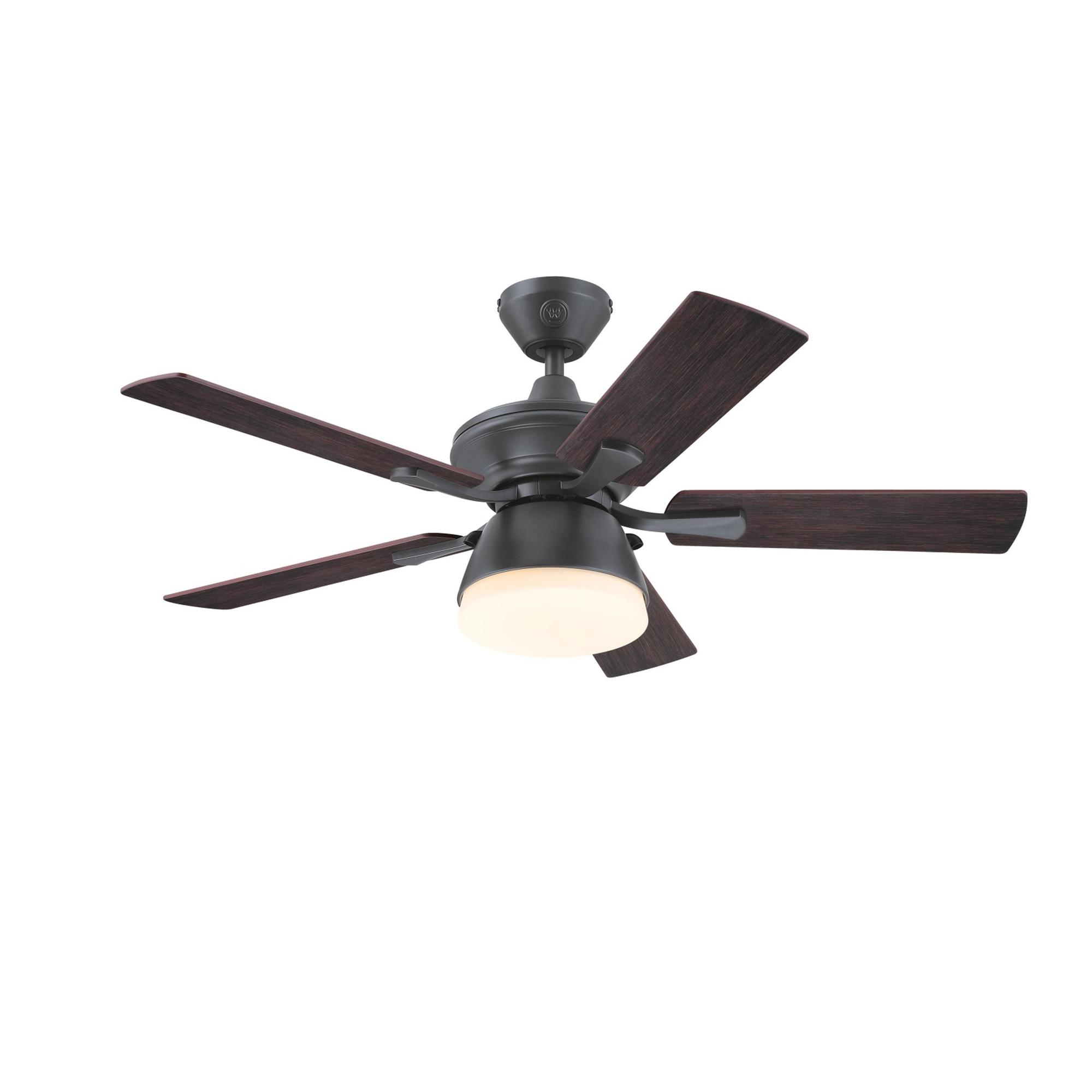 Deckenventilator mit dunklen Flügeln und einem Licht. Fünf Flügel sind sichtbar.