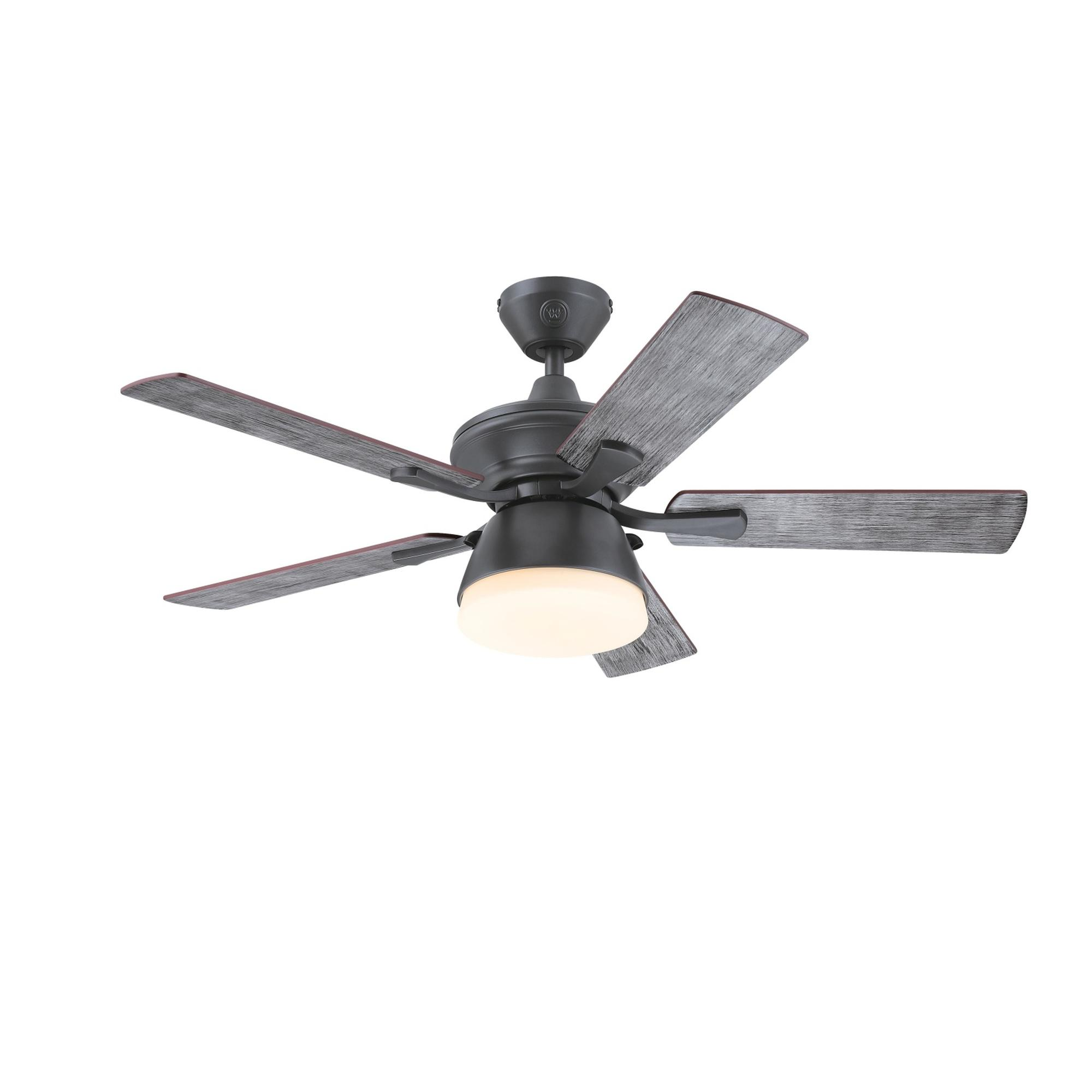 Deckenventilator mit fünf Flügeln, einem Licht und weißem Hintergrund. Dunkelgrauer Ventilator mit dunklen Holzflügeln.