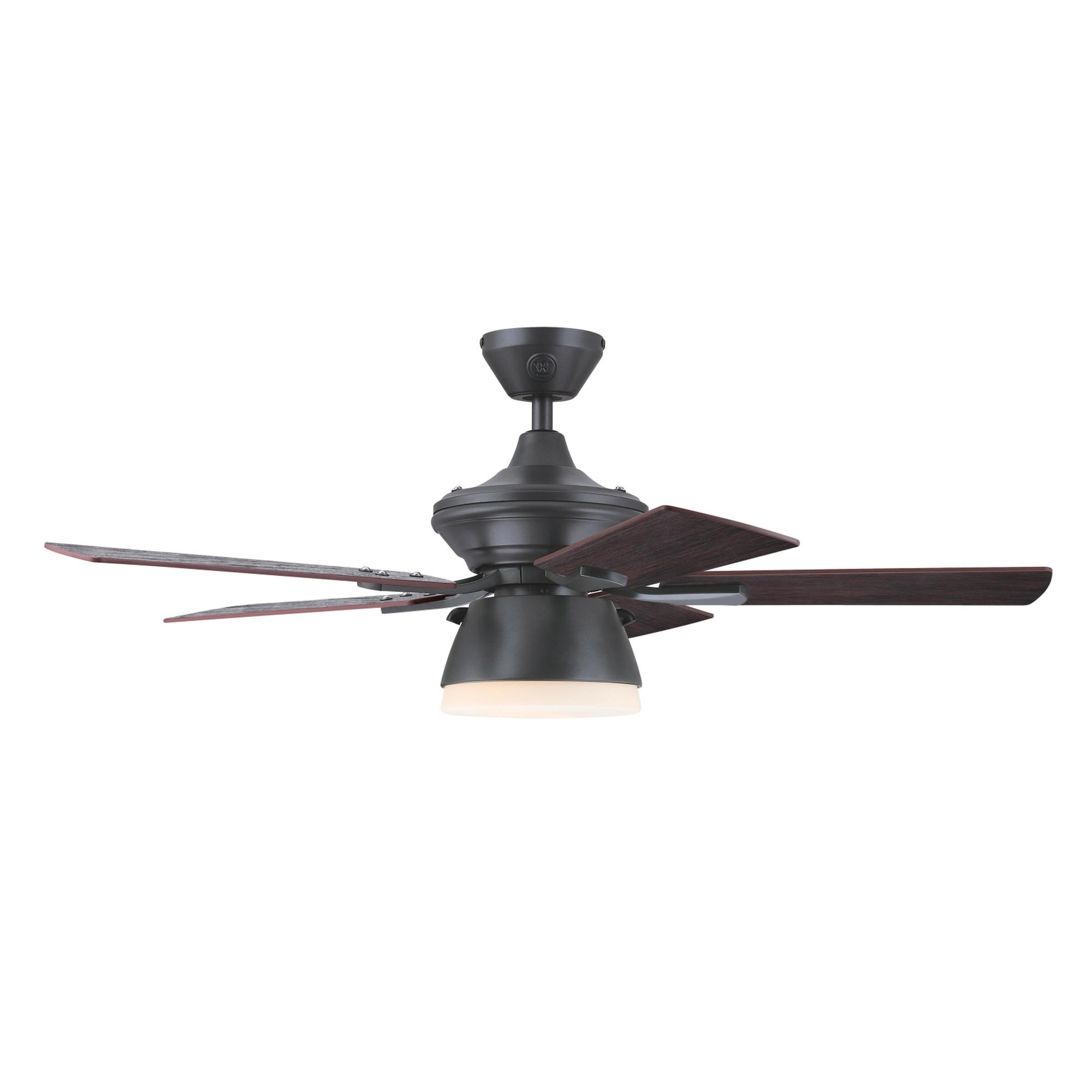 Deckenventilator mit dunklen Flügeln und einem Licht. Der Ventilator hat 5 Flügel.