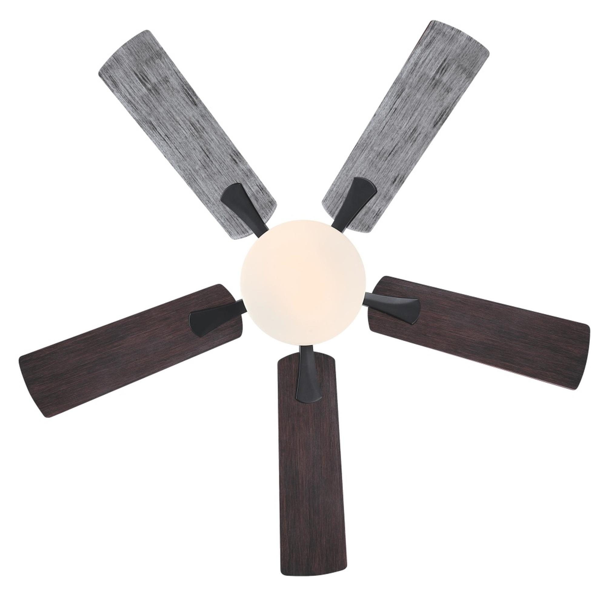 Deckenventilator, Draufsicht. Die Flügel sind eine Mischung aus Grau und Braun. Das Licht ist in der Mitte.