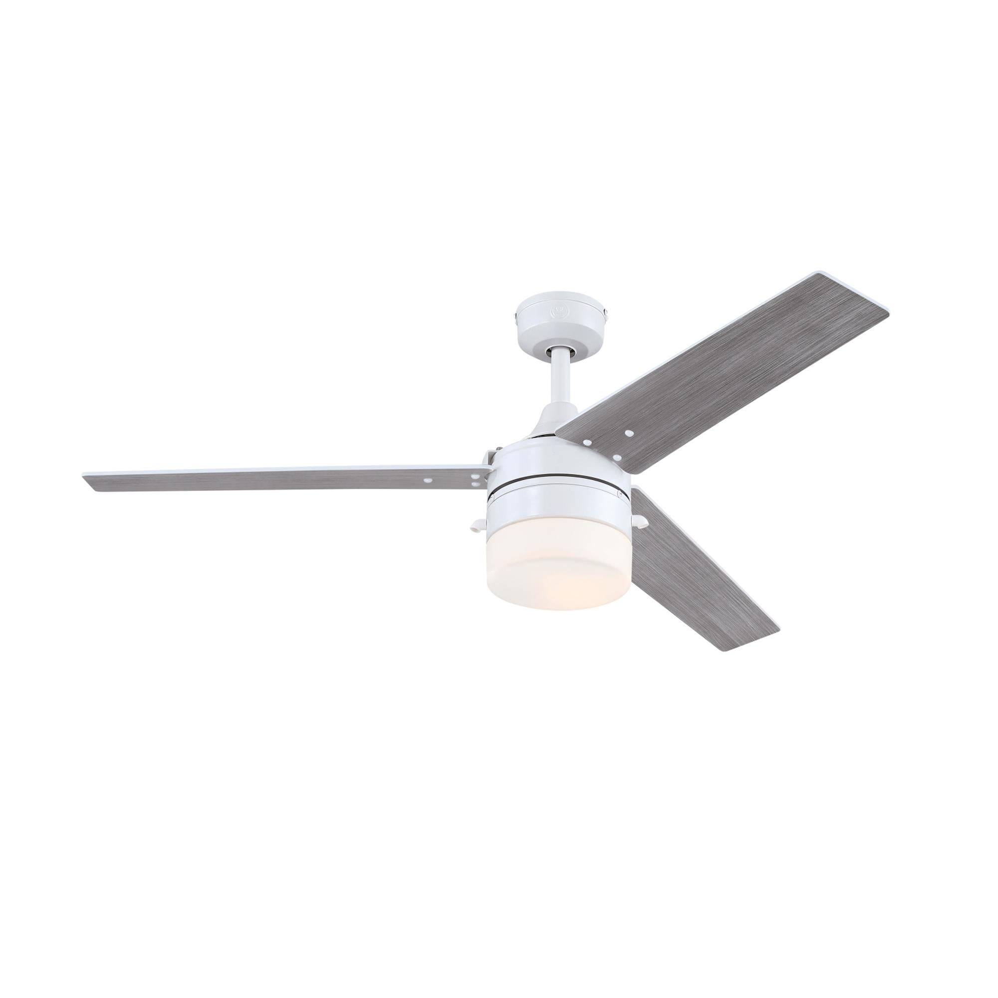 Weißer Deckenventilator mit grauen Blättern und einer Leuchte, vor weißem Hintergrund.