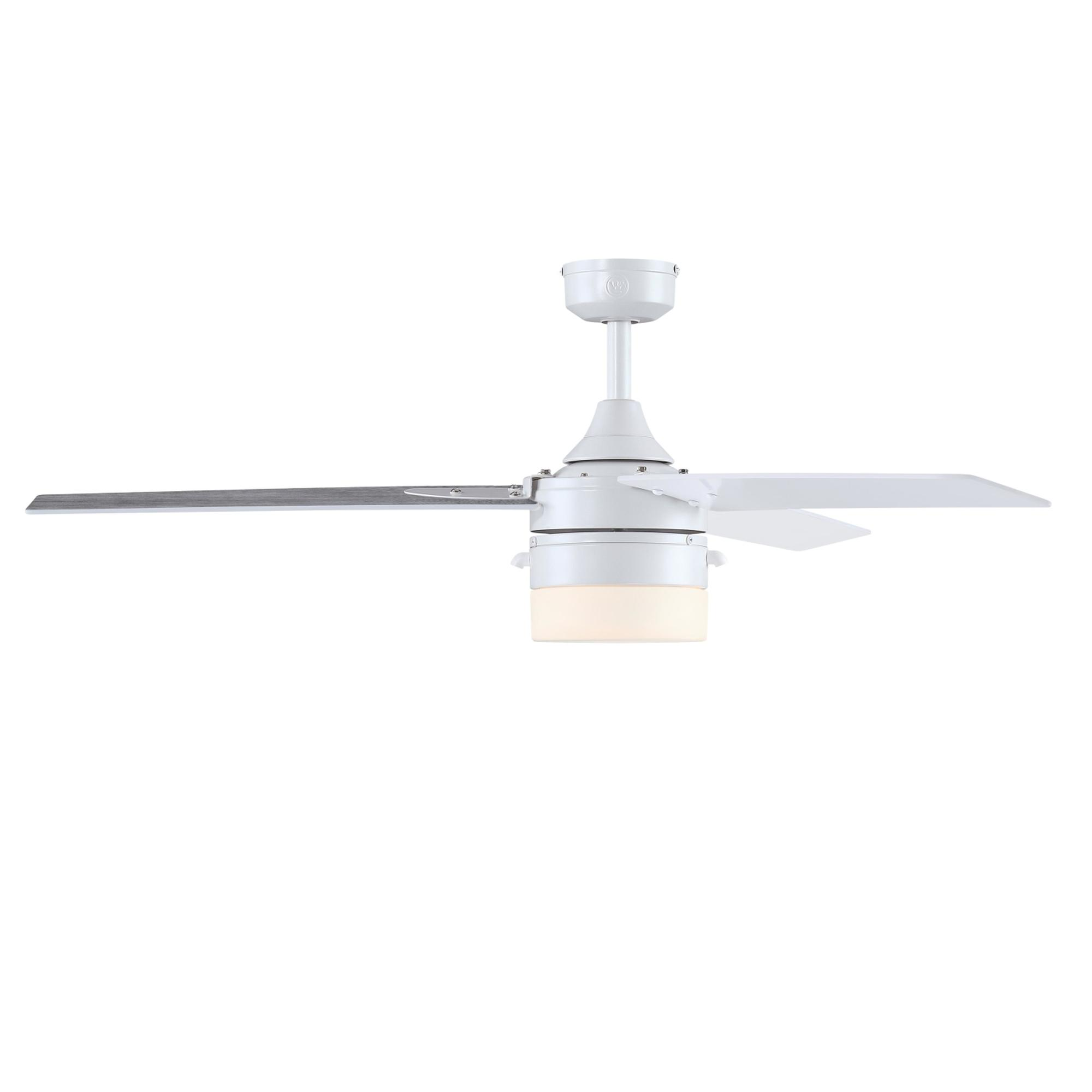 Weißer Deckenventilator mit drei weißen Flügeln und einer weißen Leuchte.