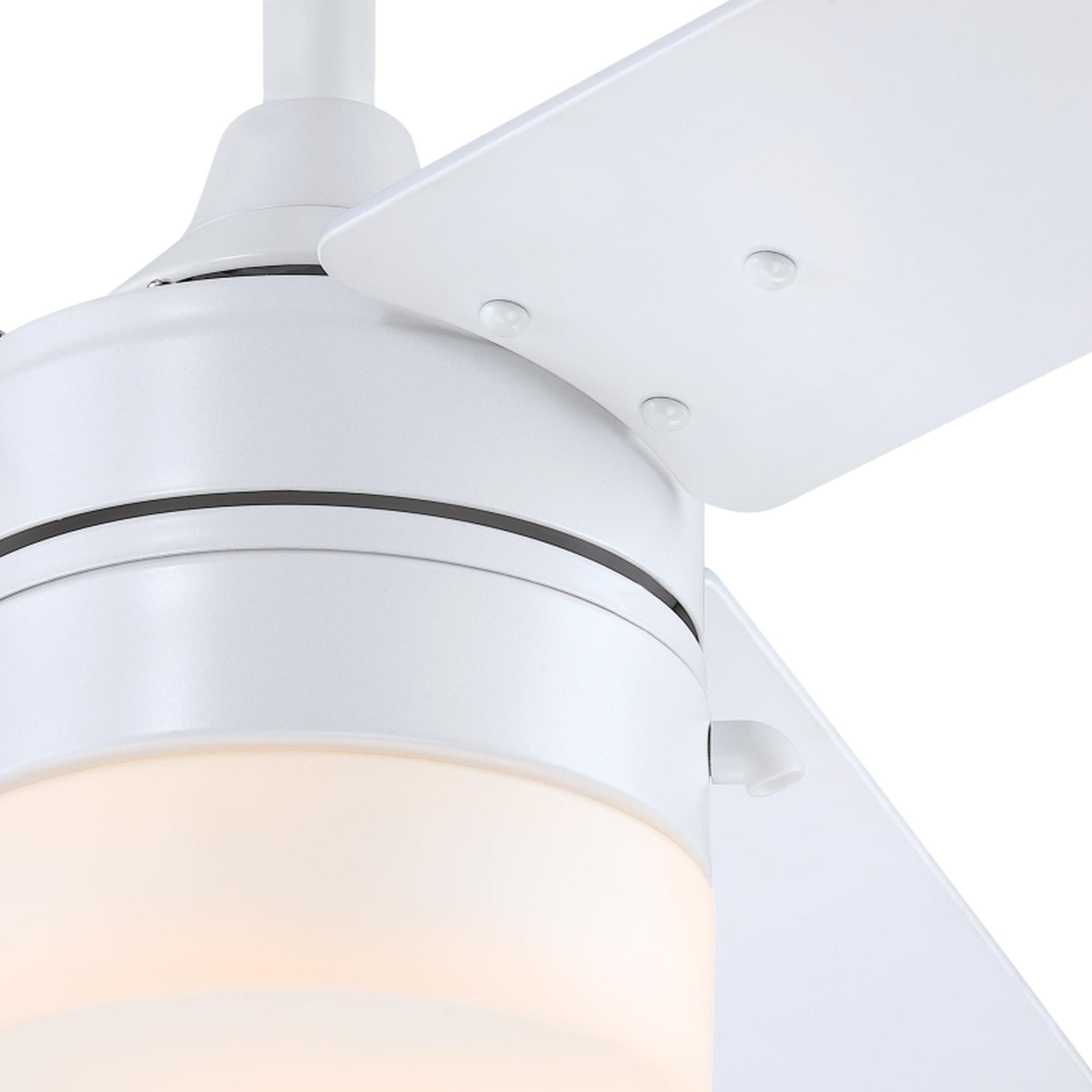 Detailansicht eines weißen Deckenventilators mit drei Flügeln, Leuchte, weißer Hintergrund.
