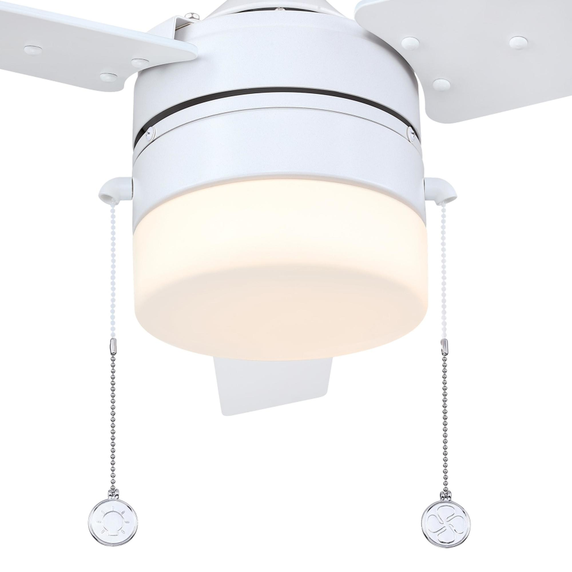 Nahaufnahme eines weißen Deckenventilators mit Leuchte und zwei Ketten.
