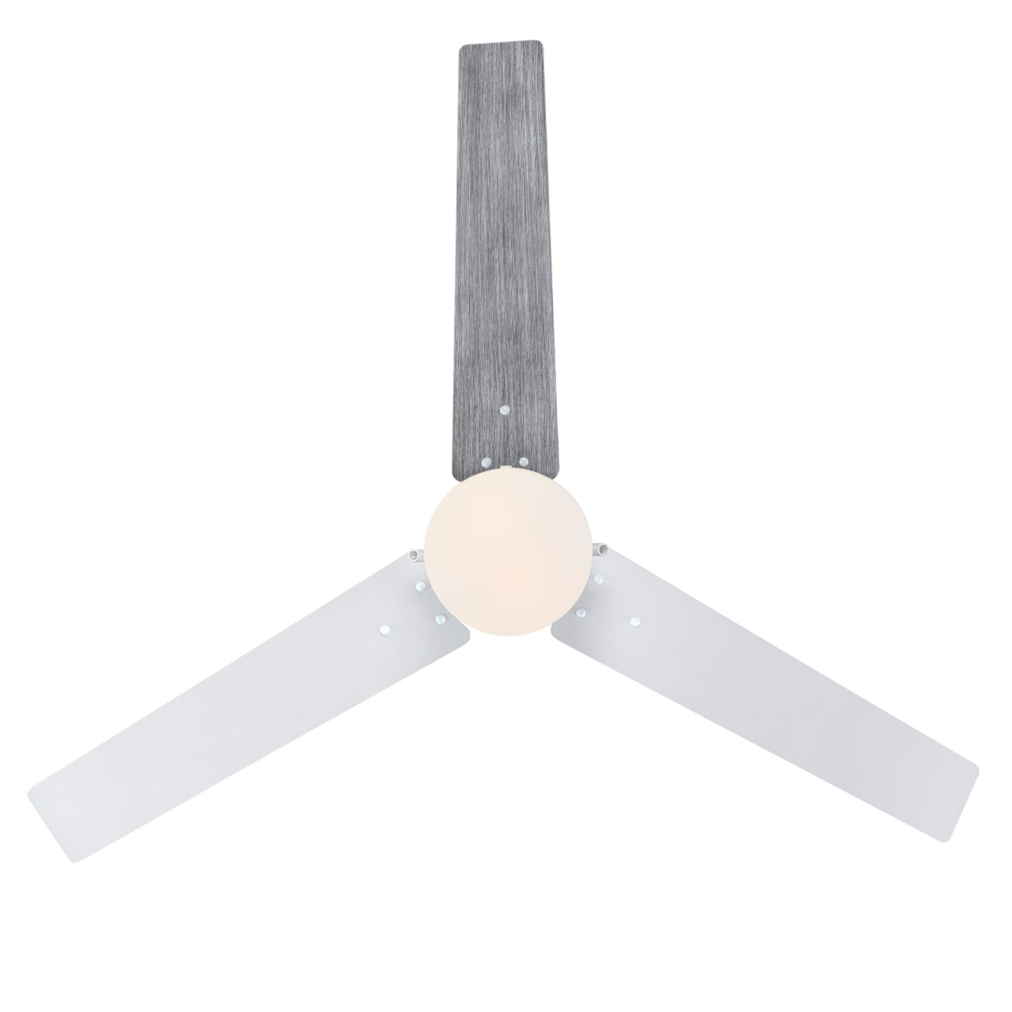 Deckenventilator mit drei weißen Flügeln und einem grauen Mittelteil.