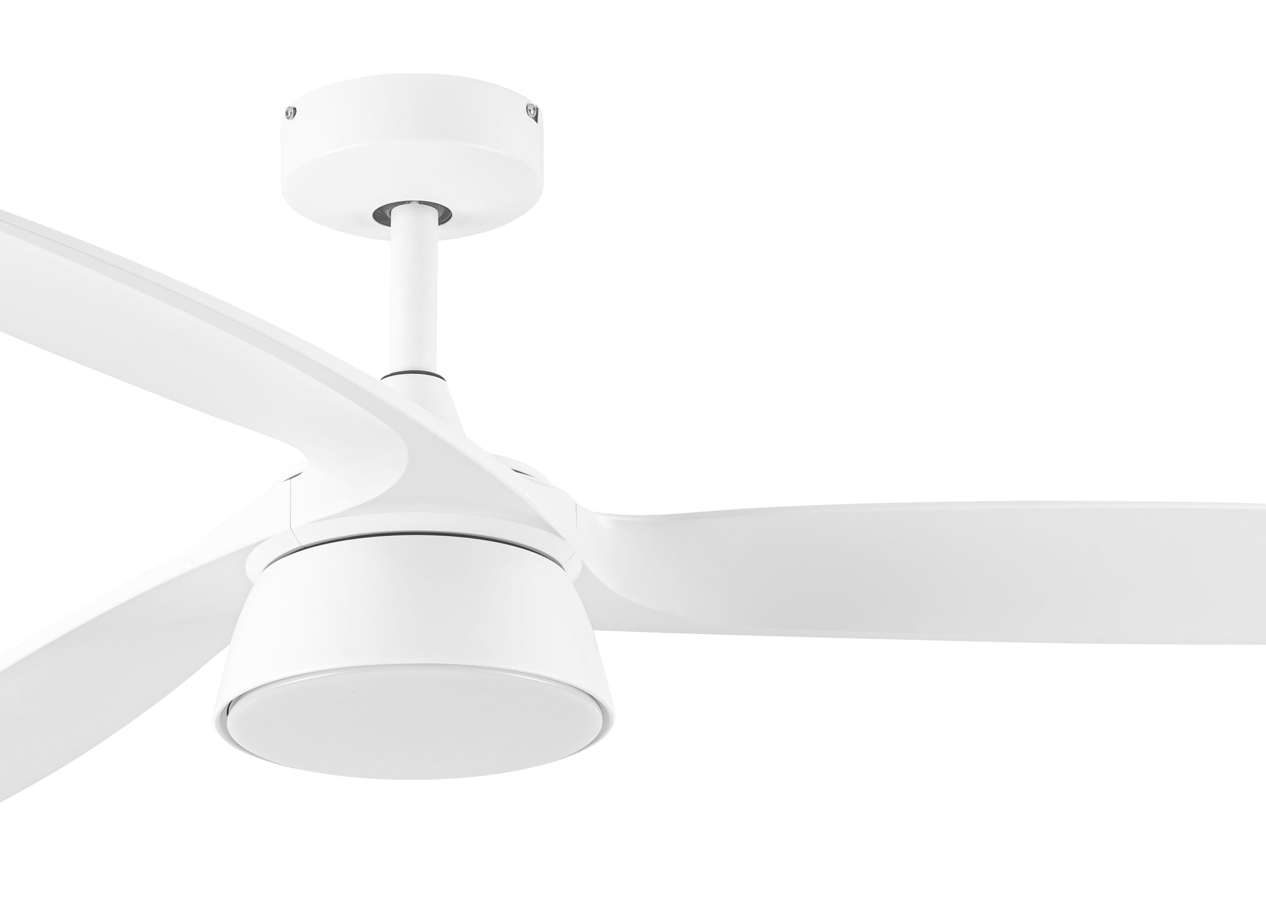 Weißer Deckenventilator mit drei gebogenen Flügeln und weißem Motorgehäuse.