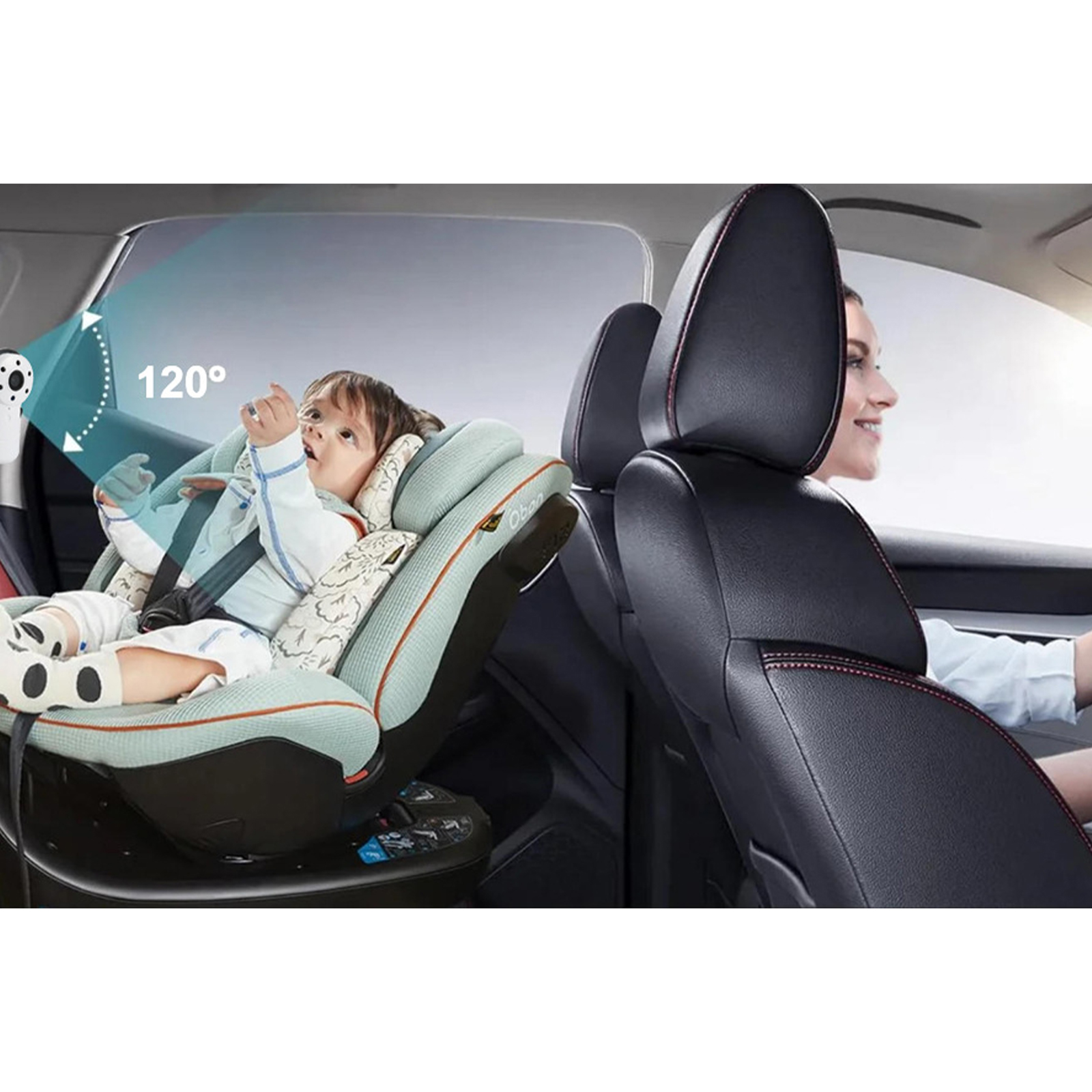 Baby im Autositz, mit dem Monitor, der das Baby und die Mutter beim Autofahren zeigt.