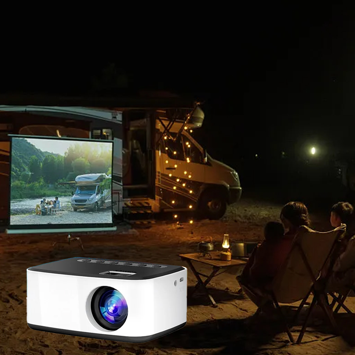 Ein Projektor projiziert ein Bild auf eine Leinwand. Leute sitzen vor einem Wohnmobil.