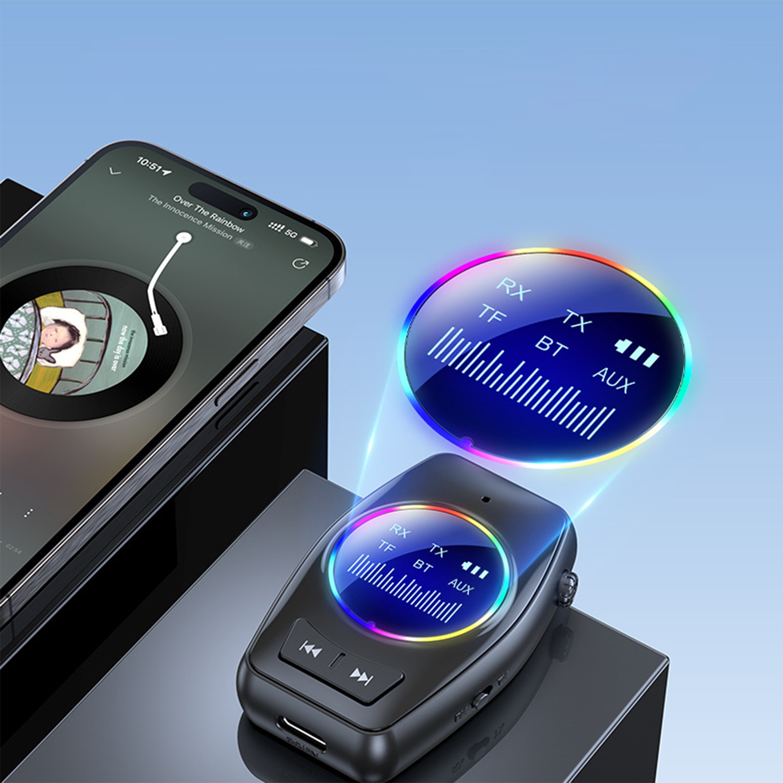 Schwarzes Gerät mit Bildschirm und Telefon auf einer reflektierenden Oberfläche. Der Bildschirm zeigt ein Lied.