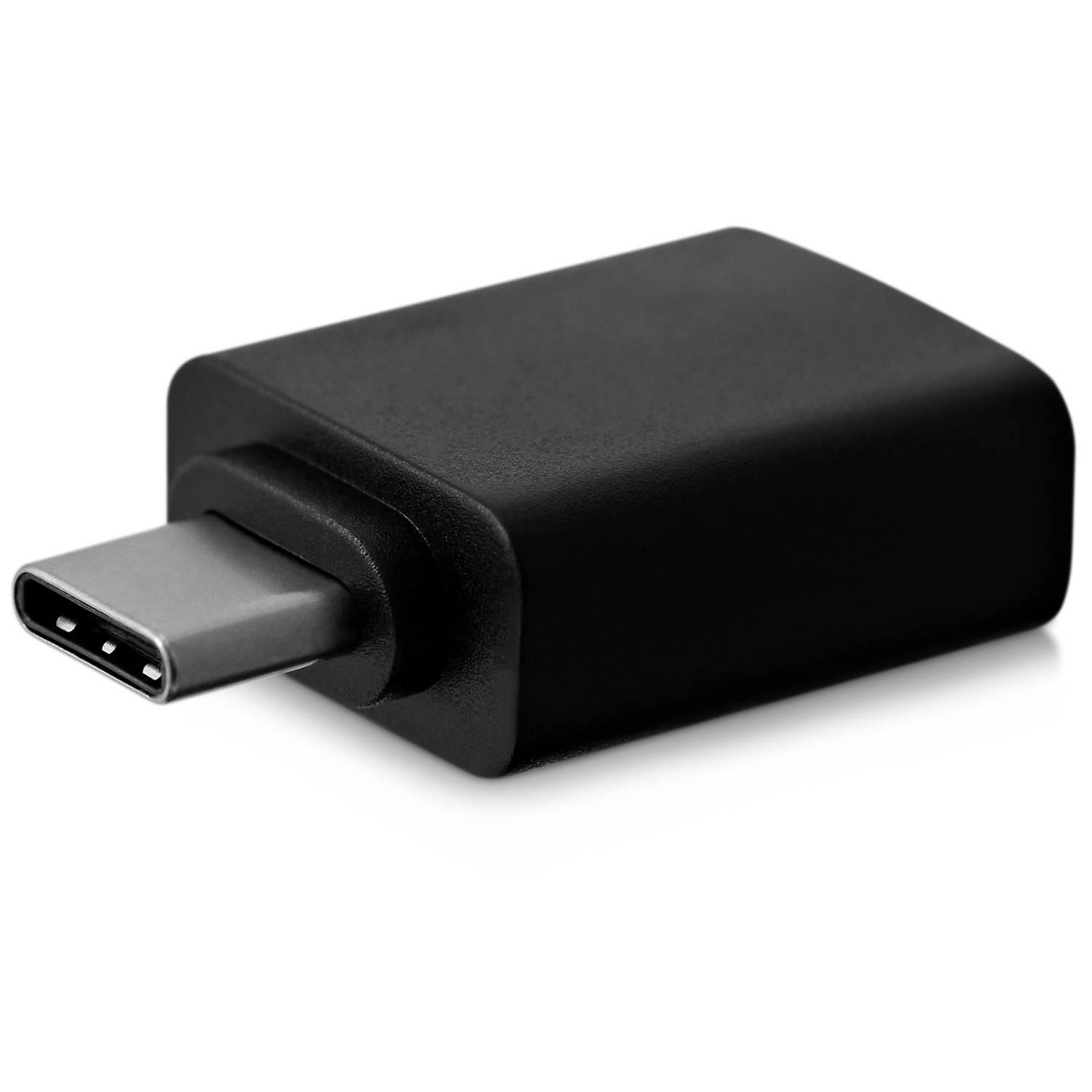 Een zwarte USB-C-adapter met een zilveren connector op een witte achtergrond.