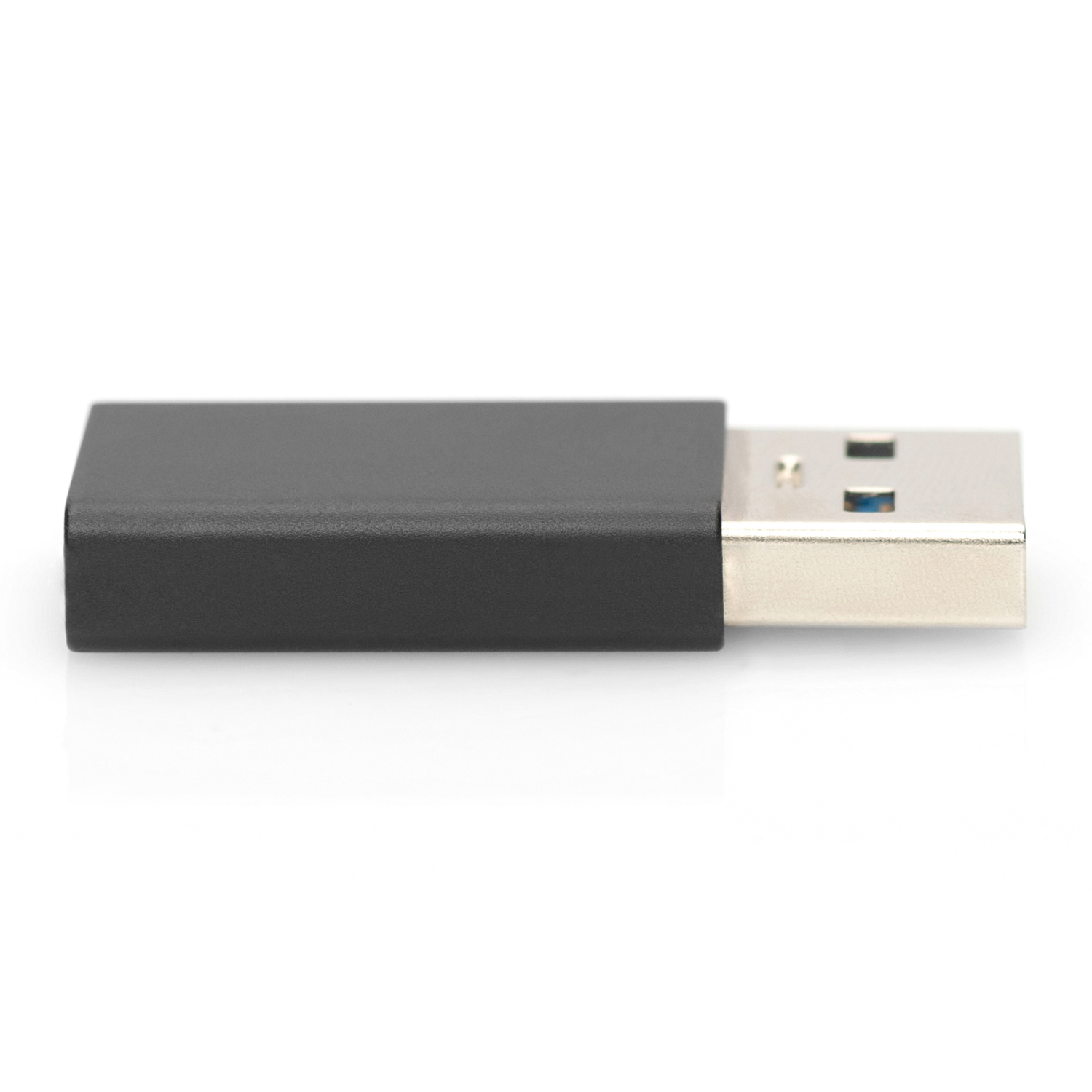 Adattatore nero da USB-C a USB-A. Il lato USB-A è visibile.