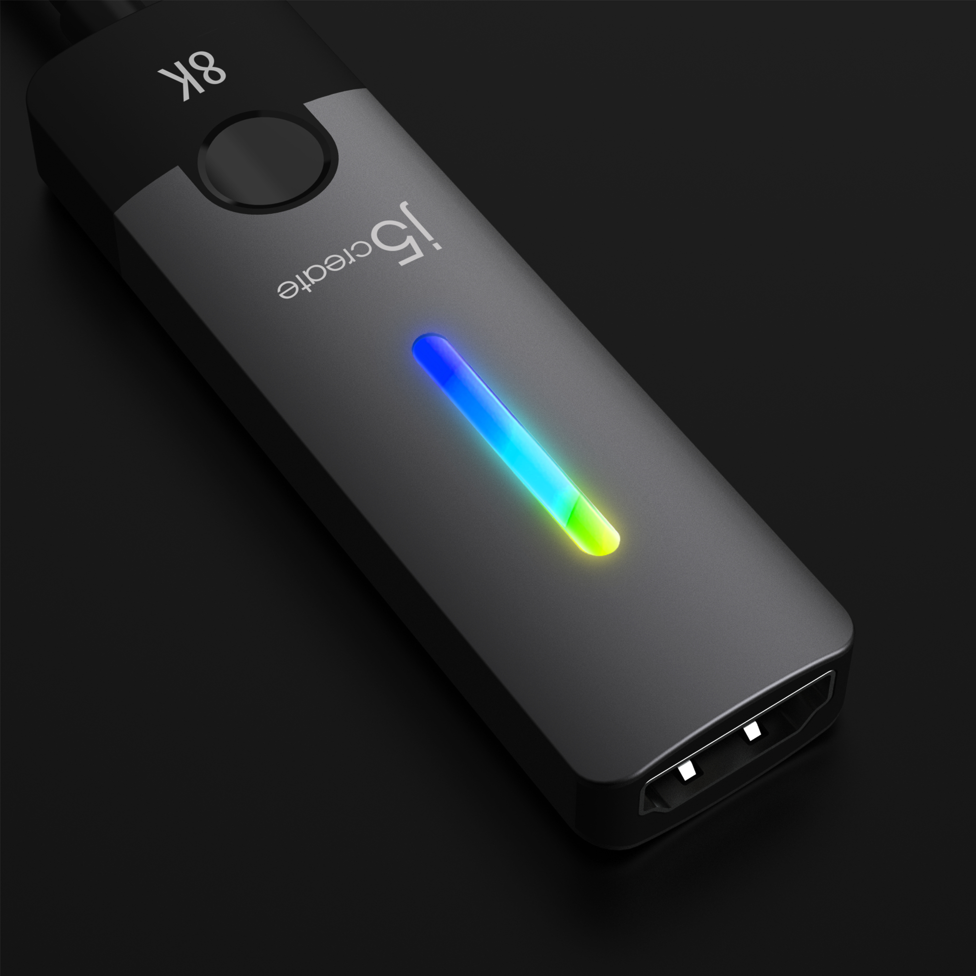 Schwarzer j5create 8K-Adapter. Er hat ein Regenbogen-LED-Licht und HDMI- und USB-C-Anschlüsse auf dunklem Hintergrund.