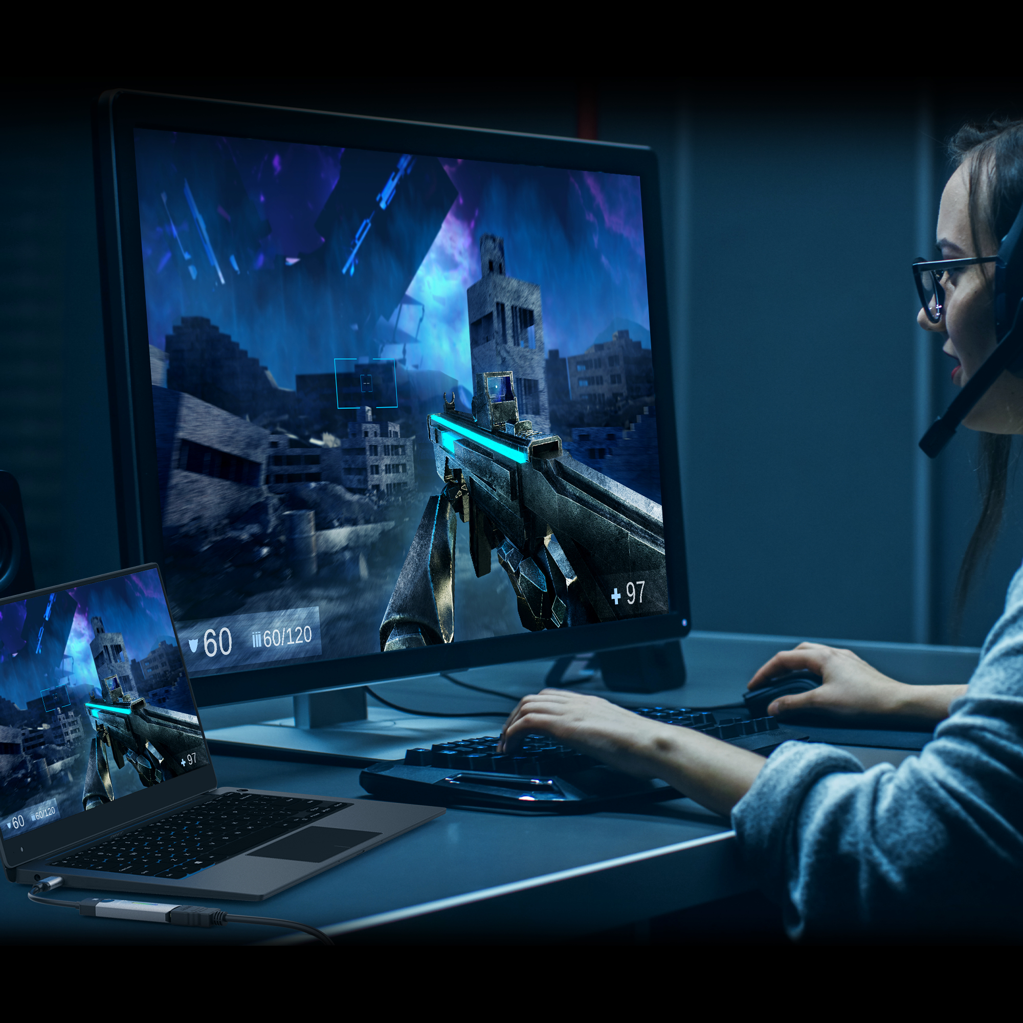 Eine Frau spielt ein Spiel auf einem Laptop, der mit einem Monitor verbunden ist, mit Headset und Tastatur.