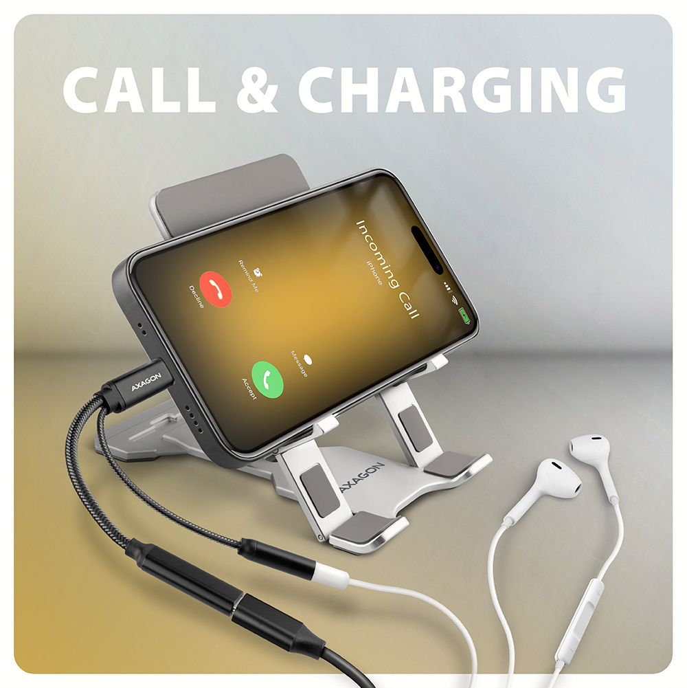 Un téléphone affichant un appel entrant sur un support, avec un casque et un câble de charge. "Call & Charging".