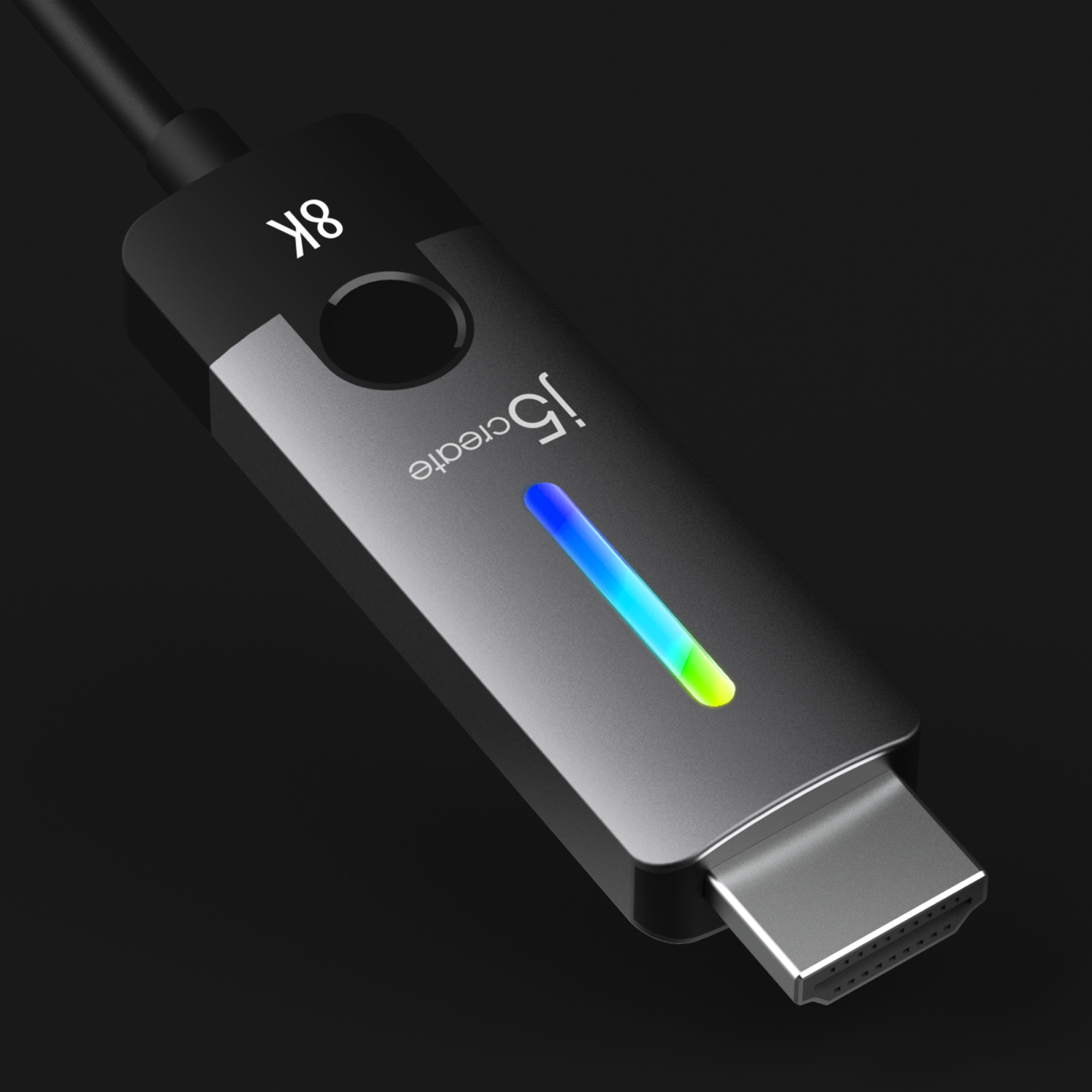 Un adaptador HDMI 8K negro y gris con un indicador LED multicolor. El cable es negro.
