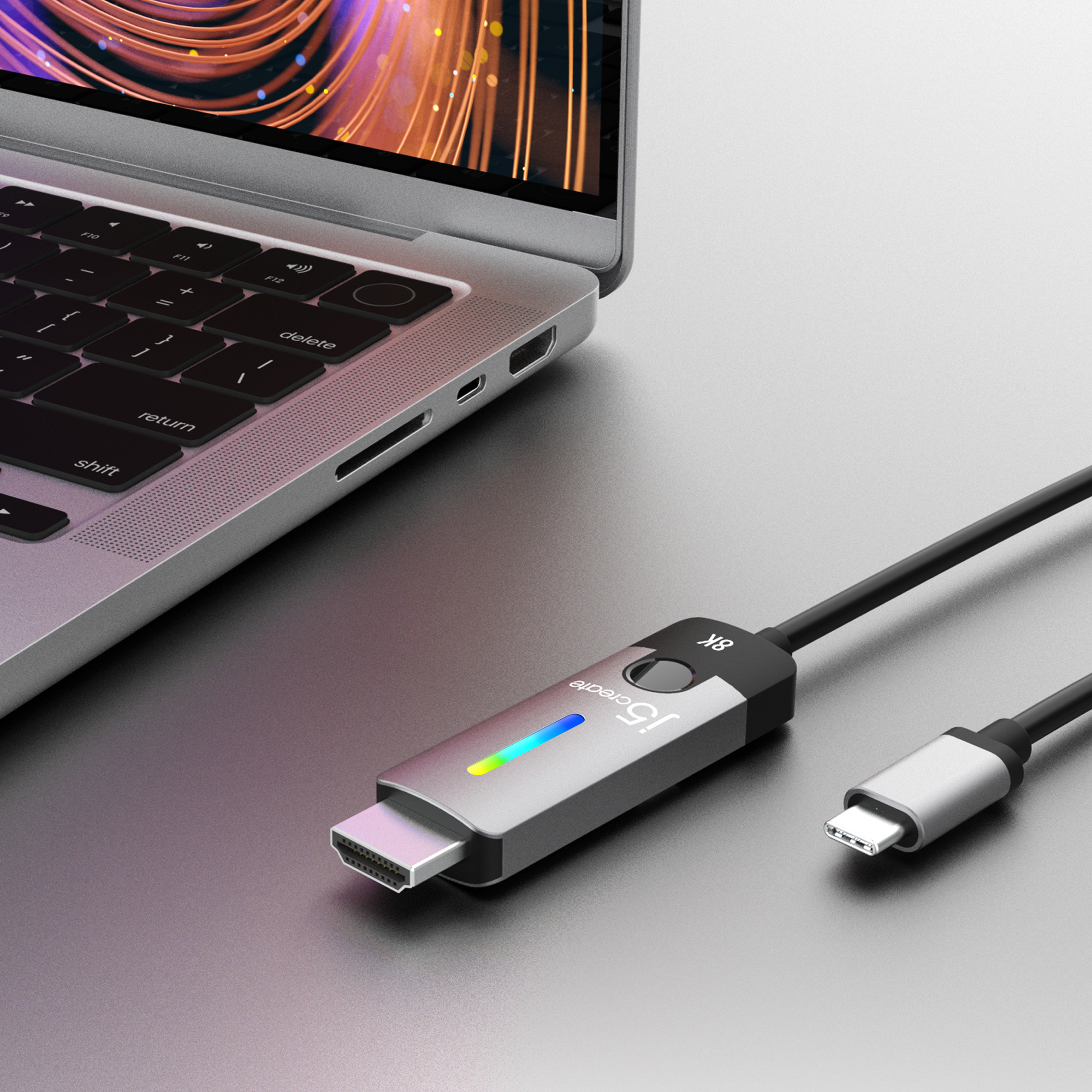Un adaptador HDMI 8K conectado a una laptop y un conector USB-C. El adaptador tiene un LED multicolor.